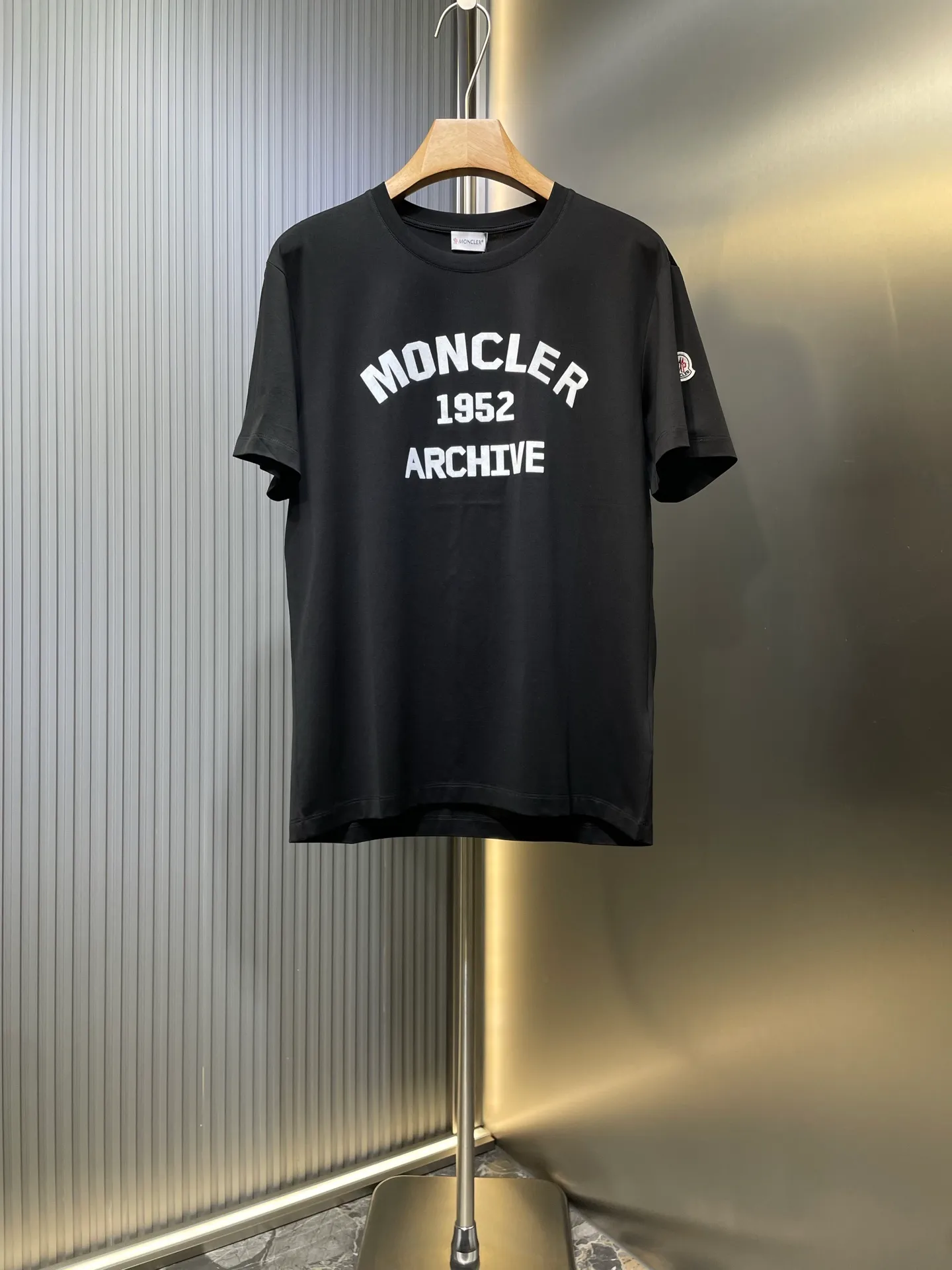 P290 moncler 🌟【Top original order】2025 spring and summer new letter flocked printed short-sleeved T-shirt; customized 80-count double-strand mercerized long-staple cotton fabric, comfortable, soft and delicate! The lower side of the row of letters on the chest is a flocking print design with a duck hollow design, and the cuffs are designed with a wool duck badge badge design, all three standards are complete!  size：s-xxxl