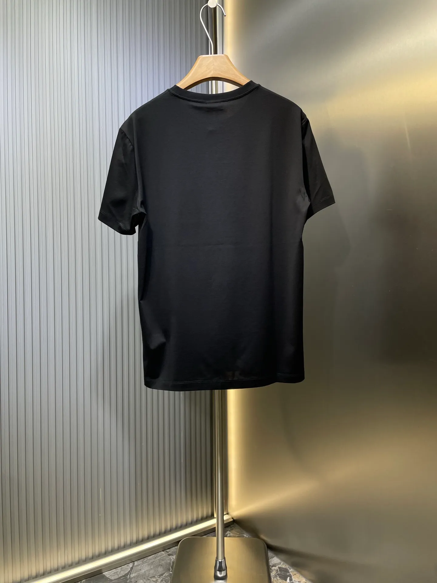 P290 moncler 🌟【Top original order】2025 spring and summer new letter flocked printed short-sleeved T-shirt; customized 80-count double-strand mercerized long-staple cotton fabric, comfortable, soft and delicate! The lower side of the row of letters on the chest is a flocking print design with a duck hollow design, and the cuffs are designed with a wool duck badge badge design, all three standards are complete!  size：s-xxxl