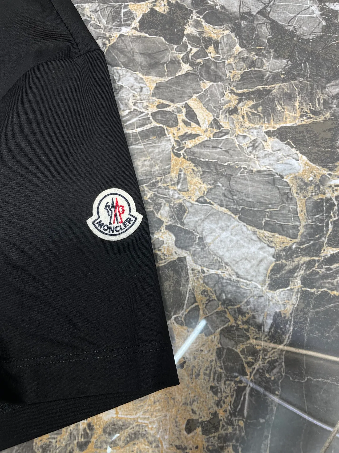 P290 moncler 🌟【Top original order】2025 spring and summer new letter flocked printed short-sleeved T-shirt; customized 80-count double-strand mercerized long-staple cotton fabric, comfortable, soft and delicate! The lower side of the row of letters on the chest is a flocking print design with a duck hollow design, and the cuffs are designed with a wool duck badge badge design, all three standards are complete!  size：s-xxxl