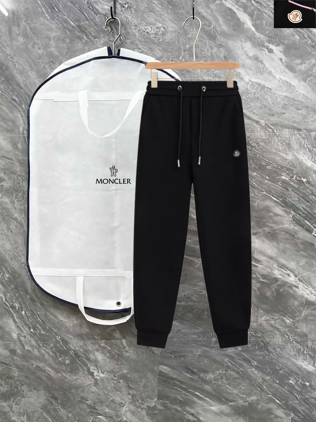 P290 Moncler new autumn trousers, European trade channels, direct delivery from Italian overseas warehouses, limited sales of overseas boutiques.  SS's new casual and fashionable sweatpants, these sweatpants use big-name designs to create a fashionable and trendy feel. The details are exquisitely processed, showing super high quality.  The pants are embellished with iconic brand logos to highlight the brand style and create a fashionable and diverse look. Carefully crafted from 100% imported fabrics, they are soft and comfortable, and are skin-friendly and warm. They are a pair of pants that are comfortable both at home and when going out. You can just wear a jacket and a sweater to go out~ Color: Black Size: M L XL 2XL 3XL