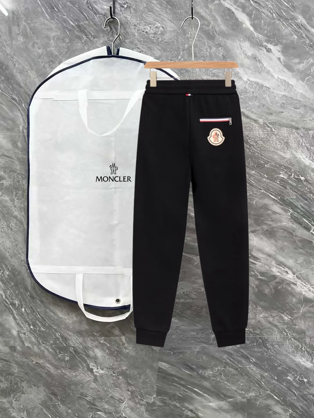P290 Moncler new autumn trousers, European trade channels, direct delivery from Italian overseas warehouses, limited sales of overseas boutiques.  SS's new casual and fashionable sweatpants, these sweatpants use big-name designs to create a fashionable and trendy feel. The details are exquisitely processed, showing super high quality.  The pants are embellished with iconic brand logos to highlight the brand style and create a fashionable and diverse look. Carefully crafted from 100% imported fabrics, they are soft and comfortable, and are skin-friendly and warm. They are a pair of pants that are comfortable both at home and when going out. You can just wear a jacket and a sweater to go out~ Color: Black Size: M L XL 2XL 3XL
