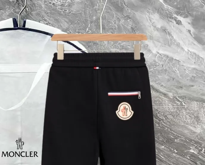 P290 Moncler new autumn trousers, European trade channels, direct delivery from Italian overseas warehouses, limited sales of overseas boutiques.  SS's new casual and fashionable sweatpants, these sweatpants use big-name designs to create a fashionable and trendy feel. The details are exquisitely processed, showing super high quality.  The pants are embellished with iconic brand logos to highlight the brand style and create a fashionable and diverse look. Carefully crafted from 100% imported fabrics, they are soft and comfortable, and are skin-friendly and warm. They are a pair of pants that are comfortable both at home and when going out. You can just wear a jacket and a sweater to go out~ Color: Black Size: M L XL 2XL 3XL