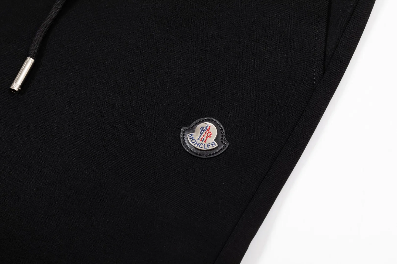 P290 Moncler new autumn trousers, European trade channels, direct delivery from Italian overseas warehouses, limited sales of overseas boutiques.  SS's new casual and fashionable sweatpants, these sweatpants use big-name designs to create a fashionable and trendy feel. The details are exquisitely processed, showing super high quality.  The pants are embellished with iconic brand logos to highlight the brand style and create a fashionable and diverse look. Carefully crafted from 100% imported fabrics, they are soft and comfortable, and are skin-friendly and warm. They are a pair of pants that are comfortable both at home and when going out. You can just wear a jacket and a sweater to go out~ Color: Black Size: M L XL 2XL 3XL