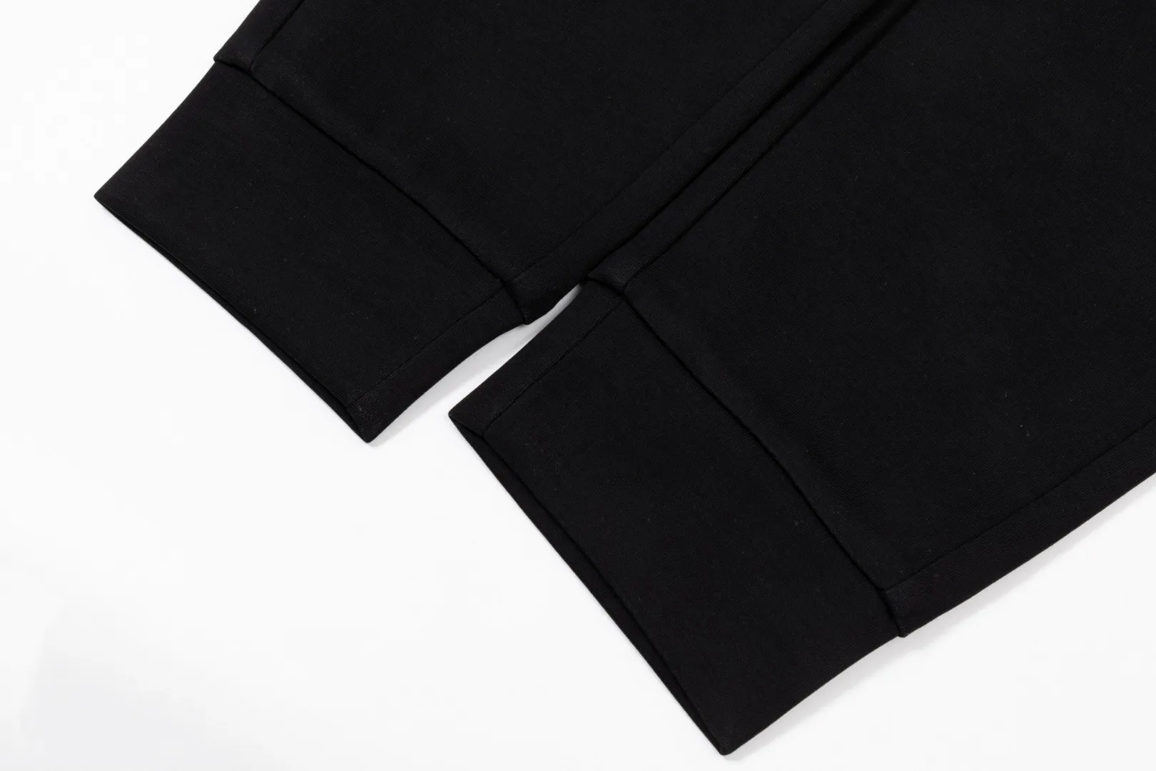 P290 Moncler new autumn trousers, European trade channels, direct delivery from Italian overseas warehouses, limited sales of overseas boutiques.  SS's new casual and fashionable sweatpants, these sweatpants use big-name designs to create a fashionable and trendy feel. The details are exquisitely processed, showing super high quality.  The pants are embellished with iconic brand logos to highlight the brand style and create a fashionable and diverse look. Carefully crafted from 100% imported fabrics, they are soft and comfortable, and are skin-friendly and warm. They are a pair of pants that are comfortable both at home and when going out. You can just wear a jacket and a sweater to go out~ Color: Black Size: M L XL 2XL 3XL