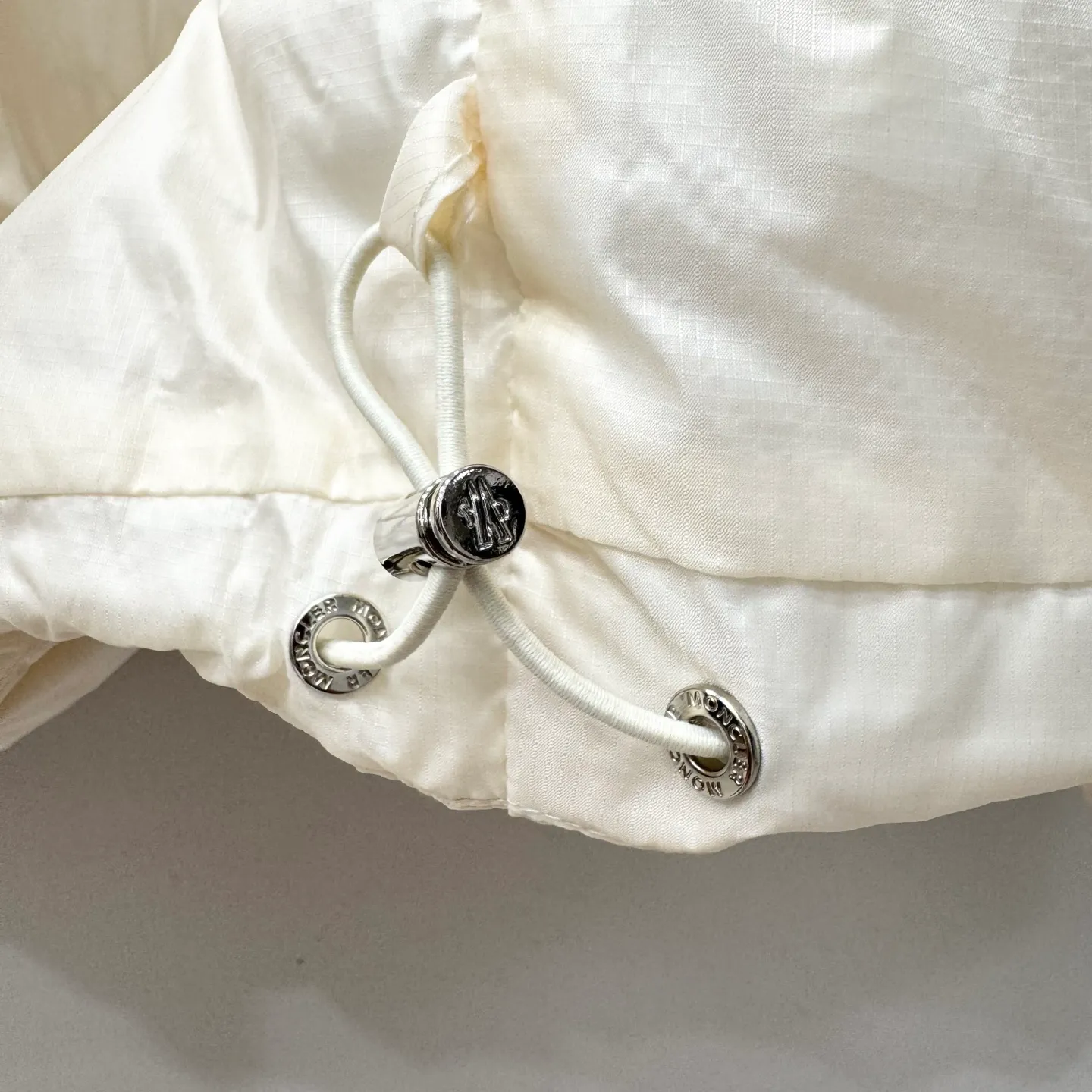 P1100 Brand: Moncler Filling: 90 white duck down Weight: 380-450 Color: White Black Gray Size: 12345 [Couyere Men's Hooded Short Down Jacket] The Couyere short down jacket is durable and practical, provides functional warmth and care, and will accompany you to meet challenges.  The Couyere is a durable down jacket made from a fine fabric that's durable and functional, with velvet resistance and functionality. The short design creates a sculpted silhouette, and padded pockets add a modern feel. The sleeves are embellished with signature patch pockets, a nod to the classic Moncler Maya down jacket.  • Made of fine ripstop fabric • Fine fabric lining • Down filling • Detachable and adjustable hood • Zip closure • Zippered pockets • Press-studs on sleeve pockets • Elastic cuffs • Drawstring hem Fabric: 100% nylon; Lining: 100% nylon; Filling: Goose down Down content: 90%; except upholstery; Maximum wash temperature 30°C - Mild wash; Do not bleach; Do not tumble dry; Ironing maximum temperature 110°C - without steam; Hydrocarbon dry cleaning - gentle wash; Professional wet cleaning - gentle wash; Lay flat to dry in shade; Wash separately; Remove removable accessories before washing; Recommend washing and ironing inside out