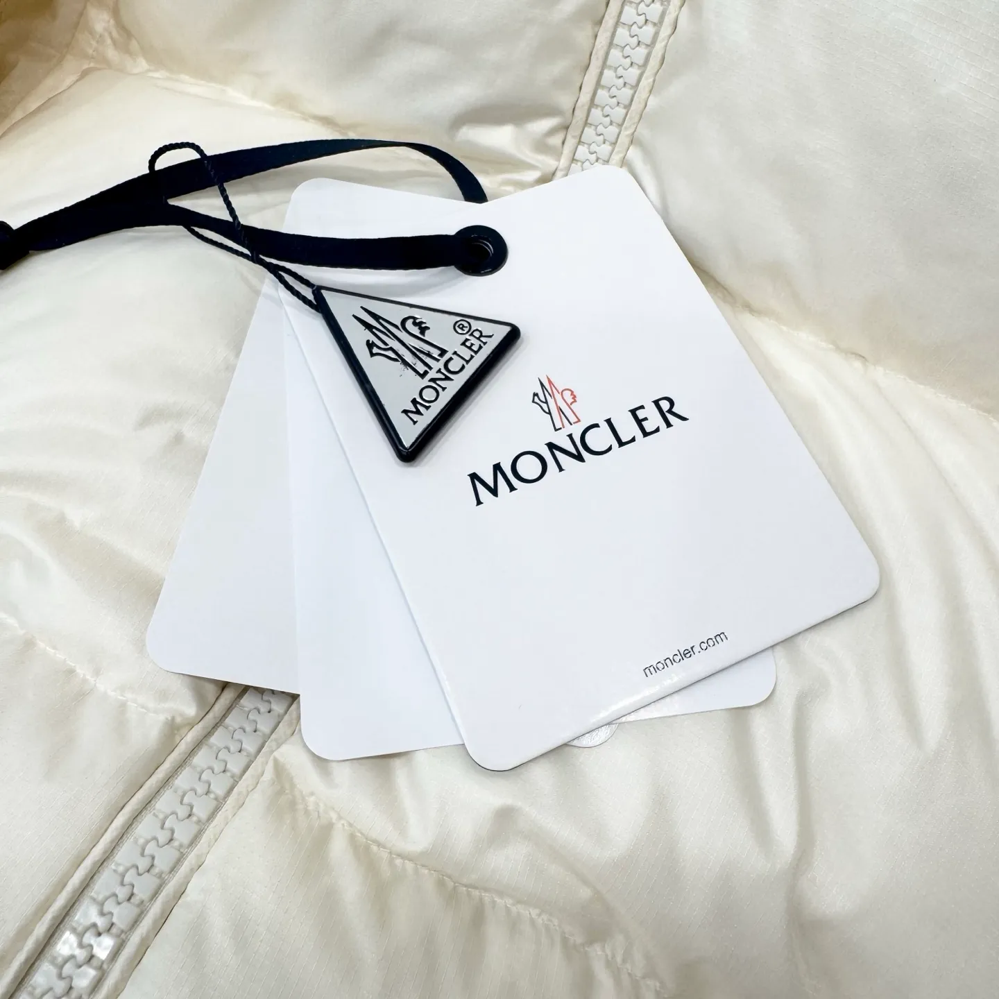 P1100 Brand: Moncler Filling: 90 white duck down Weight: 380-450 Color: White Black Gray Size: 12345 [Couyere Men's Hooded Short Down Jacket] The Couyere short down jacket is durable and practical, provides functional warmth and care, and will accompany you to meet challenges.  The Couyere is a durable down jacket made from a fine fabric that's durable and functional, with velvet resistance and functionality. The short design creates a sculpted silhouette, and padded pockets add a modern feel. The sleeves are embellished with signature patch pockets, a nod to the classic Moncler Maya down jacket.  • Made of fine ripstop fabric • Fine fabric lining • Down filling • Detachable and adjustable hood • Zip closure • Zippered pockets • Press-studs on sleeve pockets • Elastic cuffs • Drawstring hem Fabric: 100% nylon; Lining: 100% nylon; Filling: Goose down Down content: 90%; except upholstery; Maximum wash temperature 30°C - Mild wash; Do not bleach; Do not tumble dry; Ironing maximum temperature 110°C - without steam; Hydrocarbon dry cleaning - gentle wash; Professional wet cleaning - gentle wash; Lay flat to dry in shade; Wash separately; Remove removable accessories before washing; Recommend washing and ironing inside out