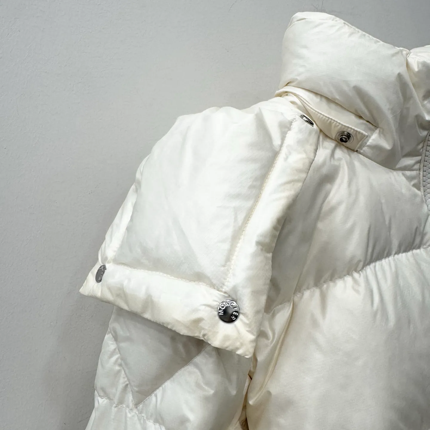 P1100 Brand: Moncler Filling: 90 white duck down Weight: 380-450 Color: White Black Gray Size: 12345 [Couyere Men's Hooded Short Down Jacket] The Couyere short down jacket is durable and practical, provides functional warmth and care, and will accompany you to meet challenges.  The Couyere is a durable down jacket made from a fine fabric that's durable and functional, with velvet resistance and functionality. The short design creates a sculpted silhouette, and padded pockets add a modern feel. The sleeves are embellished with signature patch pockets, a nod to the classic Moncler Maya down jacket.  • Made of fine ripstop fabric • Fine fabric lining • Down filling • Detachable and adjustable hood • Zip closure • Zippered pockets • Press-studs on sleeve pockets • Elastic cuffs • Drawstring hem Fabric: 100% nylon; Lining: 100% nylon; Filling: Goose down Down content: 90%; except upholstery; Maximum wash temperature 30°C - Mild wash; Do not bleach; Do not tumble dry; Ironing maximum temperature 110°C - without steam; Hydrocarbon dry cleaning - gentle wash; Professional wet cleaning - gentle wash; Lay flat to dry in shade; Wash separately; Remove removable accessories before washing; Recommend washing and ironing inside out