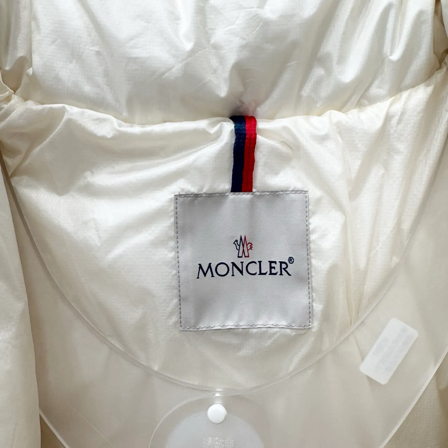 P1100 Brand: Moncler Filling: 90 white duck down Weight: 380-450 Color: White Black Gray Size: 12345 [Couyere Men's Hooded Short Down Jacket] The Couyere short down jacket is durable and practical, provides functional warmth and care, and will accompany you to meet challenges.  The Couyere is a durable down jacket made from a fine fabric that's durable and functional, with velvet resistance and functionality. The short design creates a sculpted silhouette, and padded pockets add a modern feel. The sleeves are embellished with signature patch pockets, a nod to the classic Moncler Maya down jacket.  • Made of fine ripstop fabric • Fine fabric lining • Down filling • Detachable and adjustable hood • Zip closure • Zippered pockets • Press-studs on sleeve pockets • Elastic cuffs • Drawstring hem Fabric: 100% nylon; Lining: 100% nylon; Filling: Goose down Down content: 90%; except upholstery; Maximum wash temperature 30°C - Mild wash; Do not bleach; Do not tumble dry; Ironing maximum temperature 110°C - without steam; Hydrocarbon dry cleaning - gentle wash; Professional wet cleaning - gentle wash; Lay flat to dry in shade; Wash separately; Remove removable accessories before washing; Recommend washing and ironing inside out