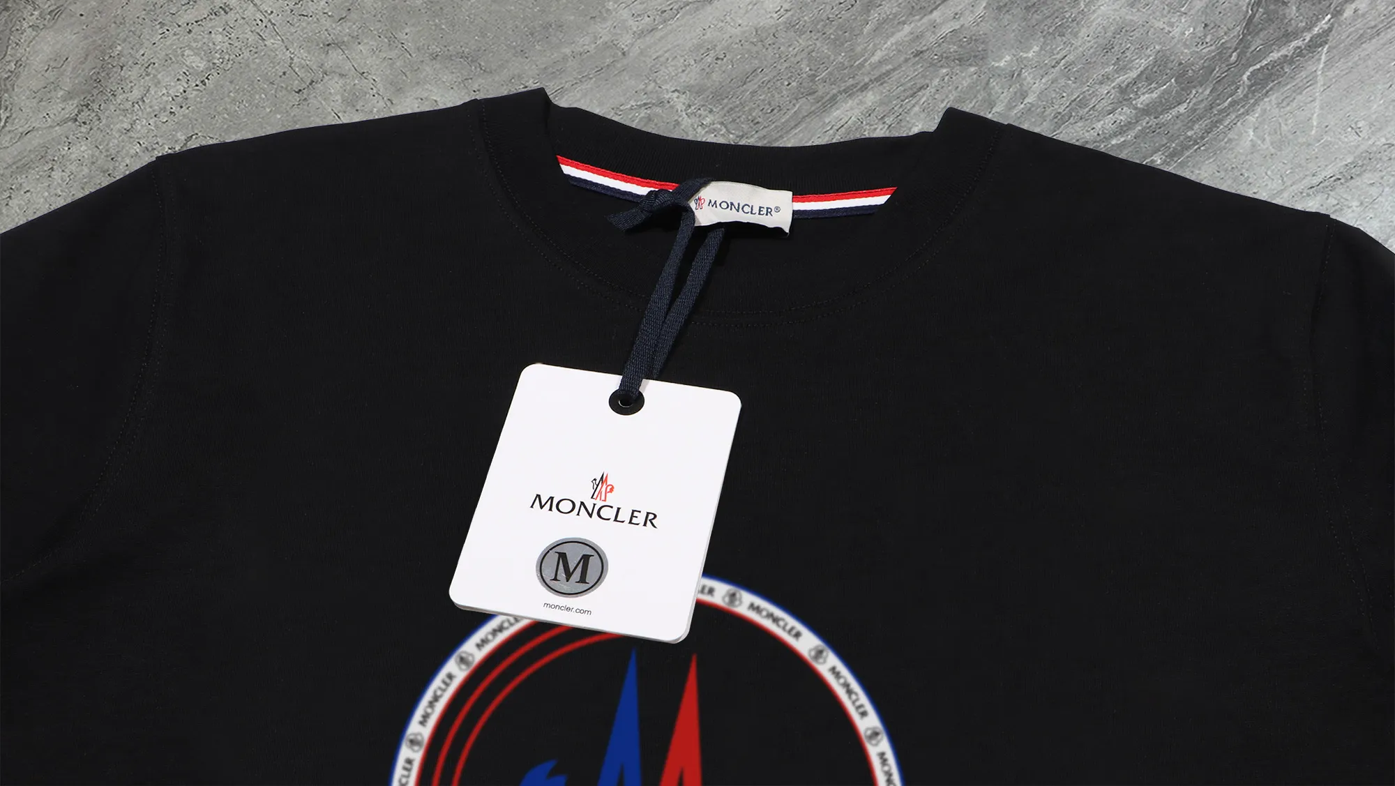 P210 High-version sweatshirt) [Long-term stock] 〖𝐌𝐎𝐍𝐂𝐋𝐄𝐑~Mask〗 Made of 440g heavy-weight fabric. It is different from the market currency. It can be matched with any variety and is properly handsome. 😎The whole dress is made of double waistcoats. The double waistcoats make the whole dress more three-dimensional. Not ordinary factories can do such fine work. 2025 Spring runway version of the T stage, on sale at the counter, round neck terry sweatshirt, high-end double-strand pure cotton, custom-made stretch ribs, dyed in the same vat, complete with three standards, matched with exquisite embroidered LOGO on the chest, simple and advanced, same style for men and women. Color: black, apricot, white, size: S M L XL 2XL