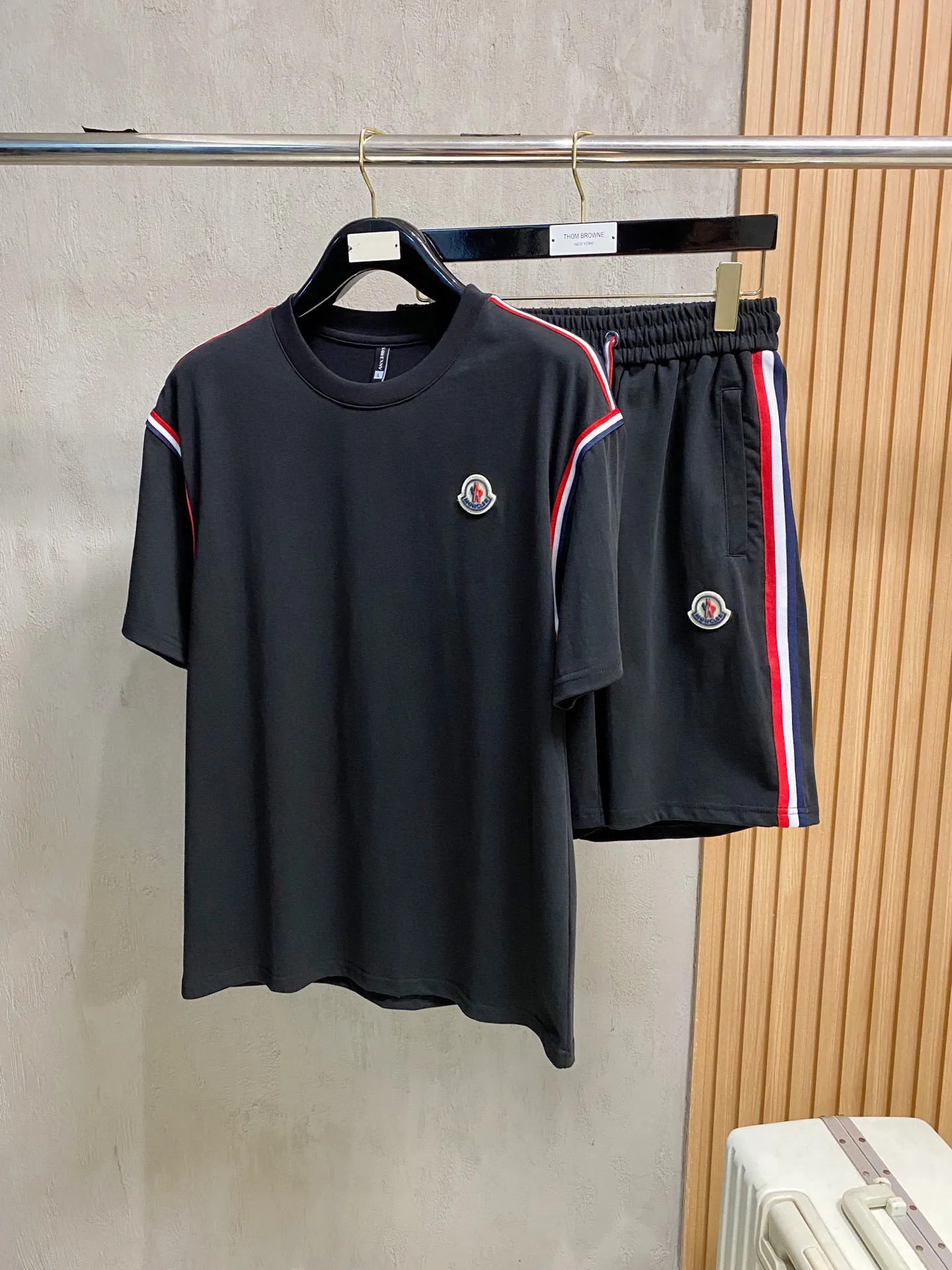 P570 Brand [MONCLER Mouth Covered] 2025 round neck short-sleeved shorts suit. The pure cotton fabric upper body will not be stuffy, the smooth and comfortable skin-friendly effect is more breathable, the fabric has its own texture, classic logo technology, a new interpretation from a unique angle, fashionable and versatile choice! Size: M-3XL (maximum wear: 190 pounds)