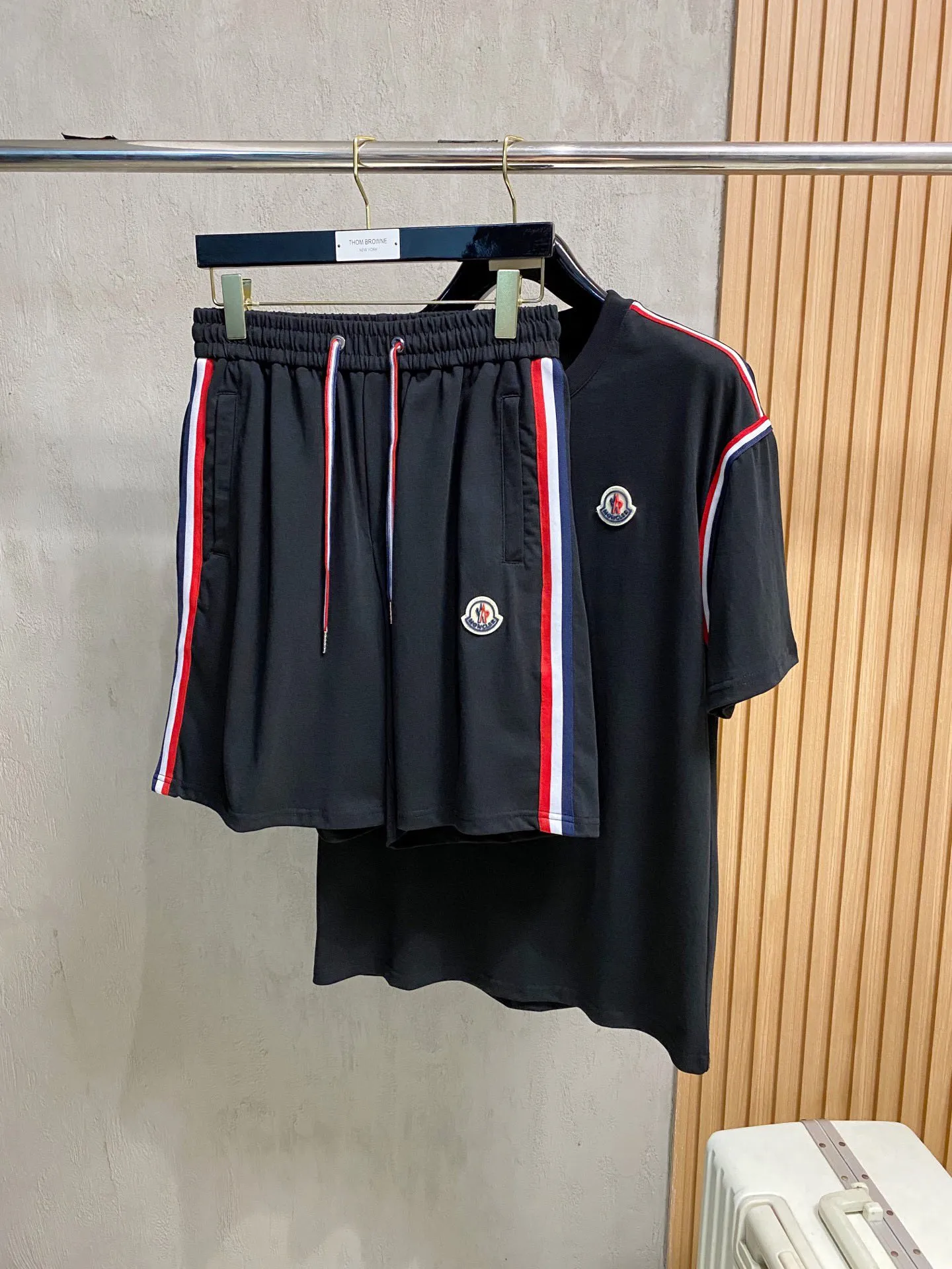 P570 Brand [MONCLER Mouth Covered] 2025 round neck short-sleeved shorts suit. The pure cotton fabric upper body will not be stuffy, the smooth and comfortable skin-friendly effect is more breathable, the fabric has its own texture, classic logo technology, a new interpretation from a unique angle, fashionable and versatile choice! Size: M-3XL (maximum wear: 190 pounds)