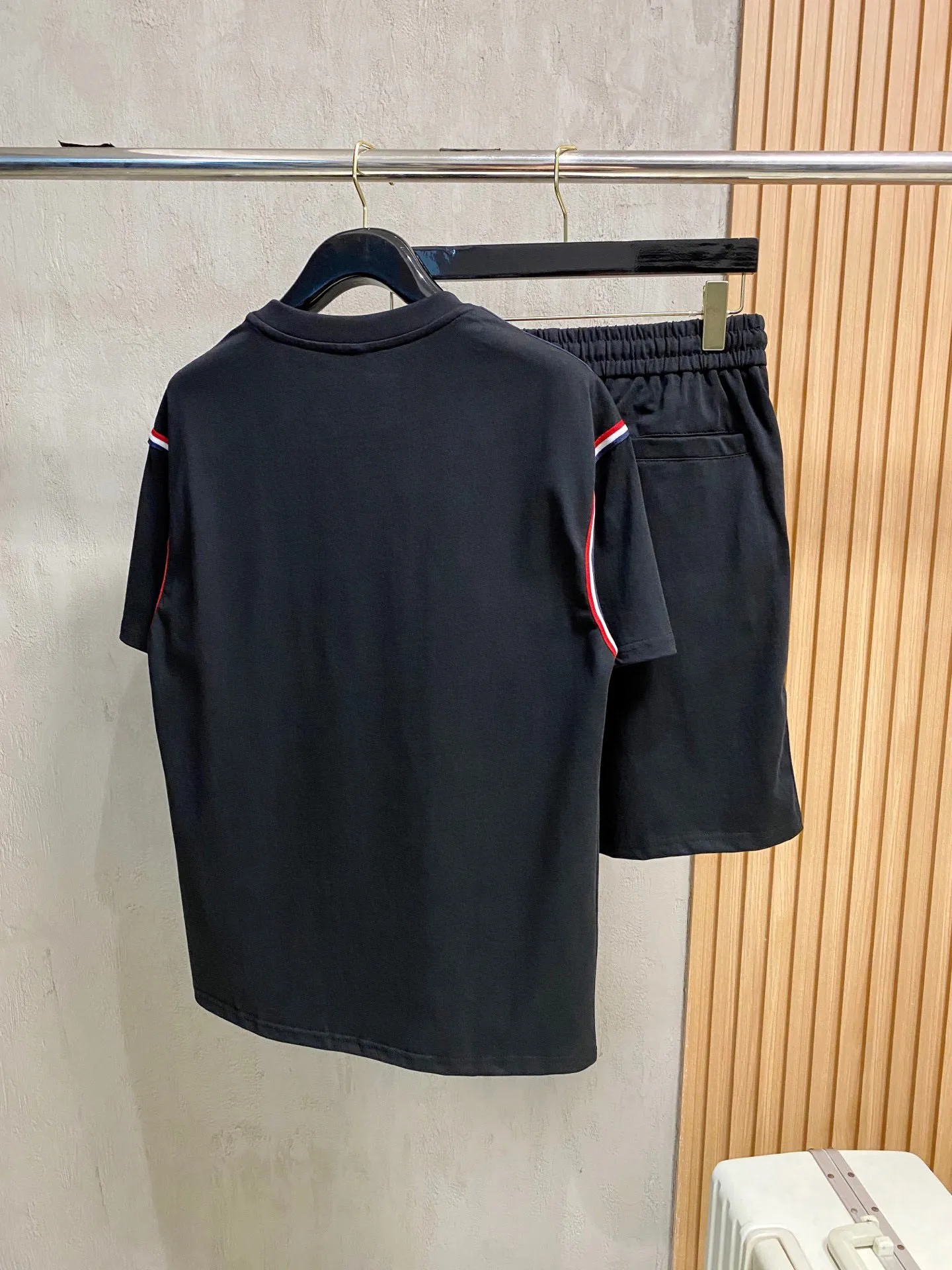 P570 Brand [MONCLER Mouth Covered] 2025 round neck short-sleeved shorts suit. The pure cotton fabric upper body will not be stuffy, the smooth and comfortable skin-friendly effect is more breathable, the fabric has its own texture, classic logo technology, a new interpretation from a unique angle, fashionable and versatile choice! Size: M-3XL (maximum wear: 190 pounds)