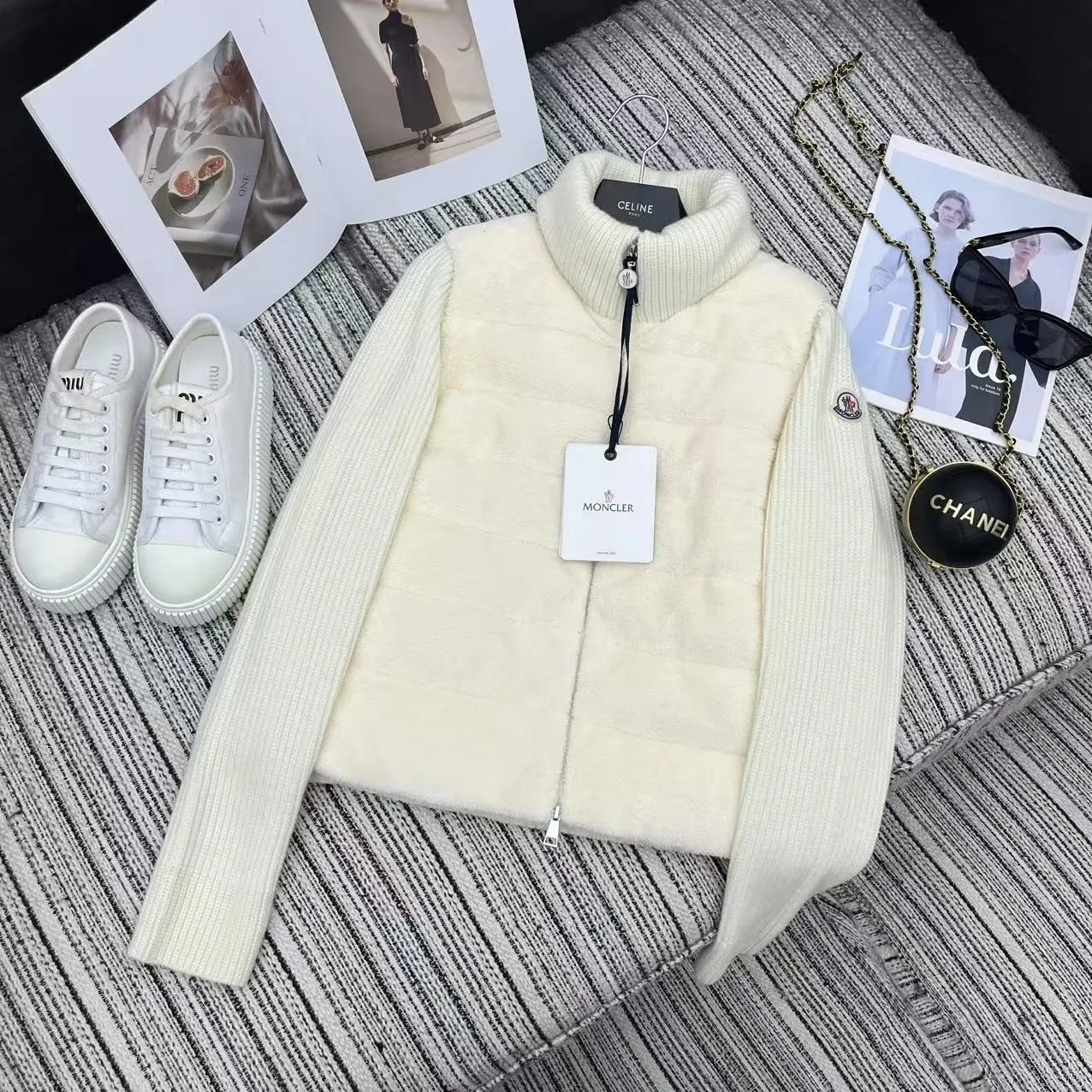P640 Moncler 🌟 2025 autumn and winter new Cardigan, medium-thick down jacket, the bottom of the fabric has been treated with anti-drilling velvet, it is not a currency on the market, feel free to wear it! The classic quilted design outlines a slim silhouette, and the stand-up collar details enhance the temperament, while being lightweight and warm. Wear it as a layer during spring or winter, and you can easily weather the changing weather in one piece. Choose from three colors to suit your style: low-key black, pure white, high-end grey, three high-end tones, suitable for different occasions and styles. The short cut lengthens the proportion, and even a small person can wear it with long legs! High-end goose down, the choice of quality. Carefully selected high-quality goose down filling, which has both fluffiness and warmth, is light and weightless. Every detail shows craftsmanship. Color: black, pink and gray. Size: s m l