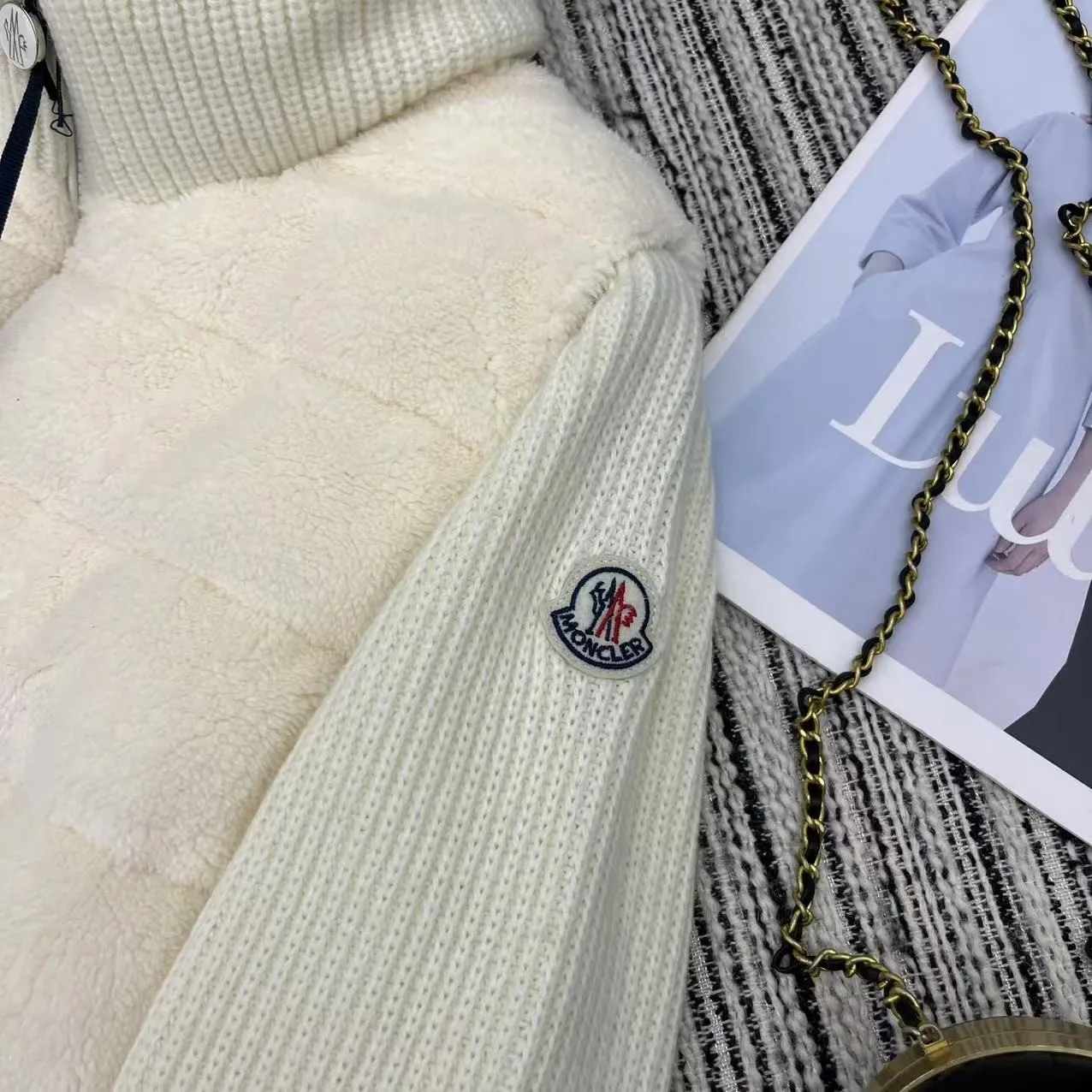 P640 Moncler 🌟 2025 autumn and winter new Cardigan, medium-thick down jacket, the bottom of the fabric has been treated with anti-drilling velvet, it is not a currency on the market, feel free to wear it! The classic quilted design outlines a slim silhouette, and the stand-up collar details enhance the temperament, while being lightweight and warm. Wear it as a layer during spring or winter, and you can easily weather the changing weather in one piece. Choose from three colors to suit your style: low-key black, pure white, high-end grey, three high-end tones, suitable for different occasions and styles. The short cut lengthens the proportion, and even a small person can wear it with long legs! High-end goose down, the choice of quality. Carefully selected high-quality goose down filling, which has both fluffiness and warmth, is light and weightless. Every detail shows craftsmanship. Color: black, pink and gray. Size: s m l