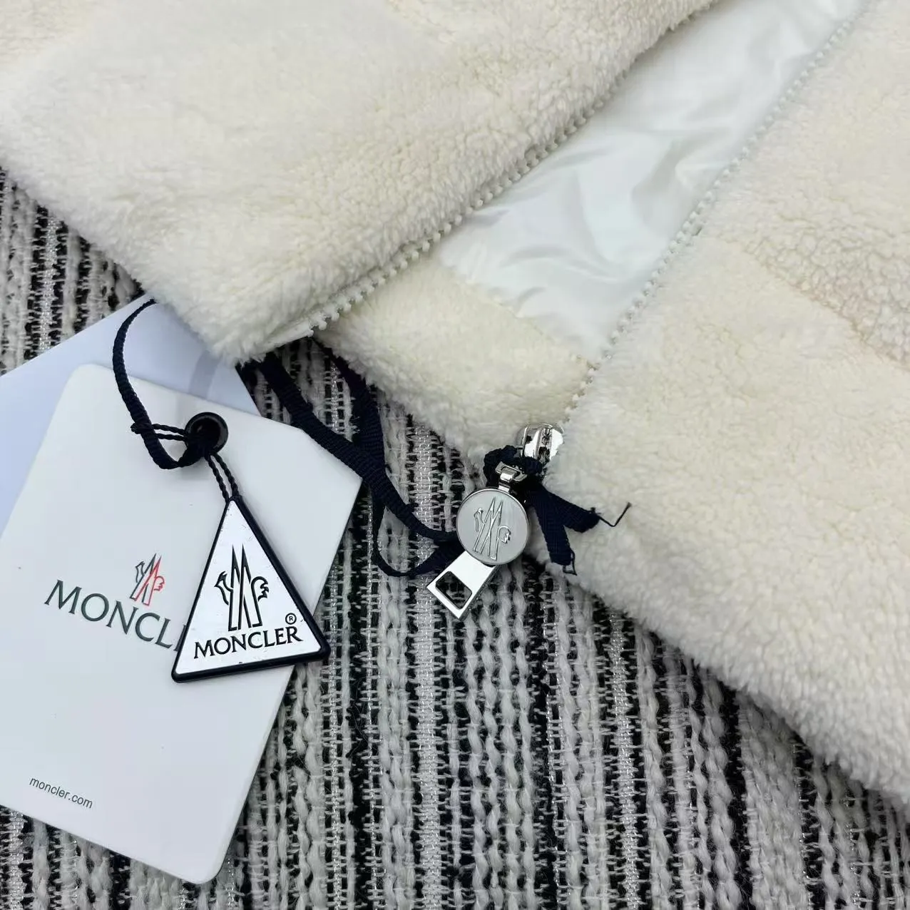 P640 Moncler 🌟 2025 autumn and winter new Cardigan, medium-thick down jacket, the bottom of the fabric has been treated with anti-drilling velvet, it is not a currency on the market, feel free to wear it! The classic quilted design outlines a slim silhouette, and the stand-up collar details enhance the temperament, while being lightweight and warm. Wear it as a layer during spring or winter, and you can easily weather the changing weather in one piece. Choose from three colors to suit your style: low-key black, pure white, high-end grey, three high-end tones, suitable for different occasions and styles. The short cut lengthens the proportion, and even a small person can wear it with long legs! High-end goose down, the choice of quality. Carefully selected high-quality goose down filling, which has both fluffiness and warmth, is light and weightless. Every detail shows craftsmanship. Color: black, pink and gray. Size: s m l