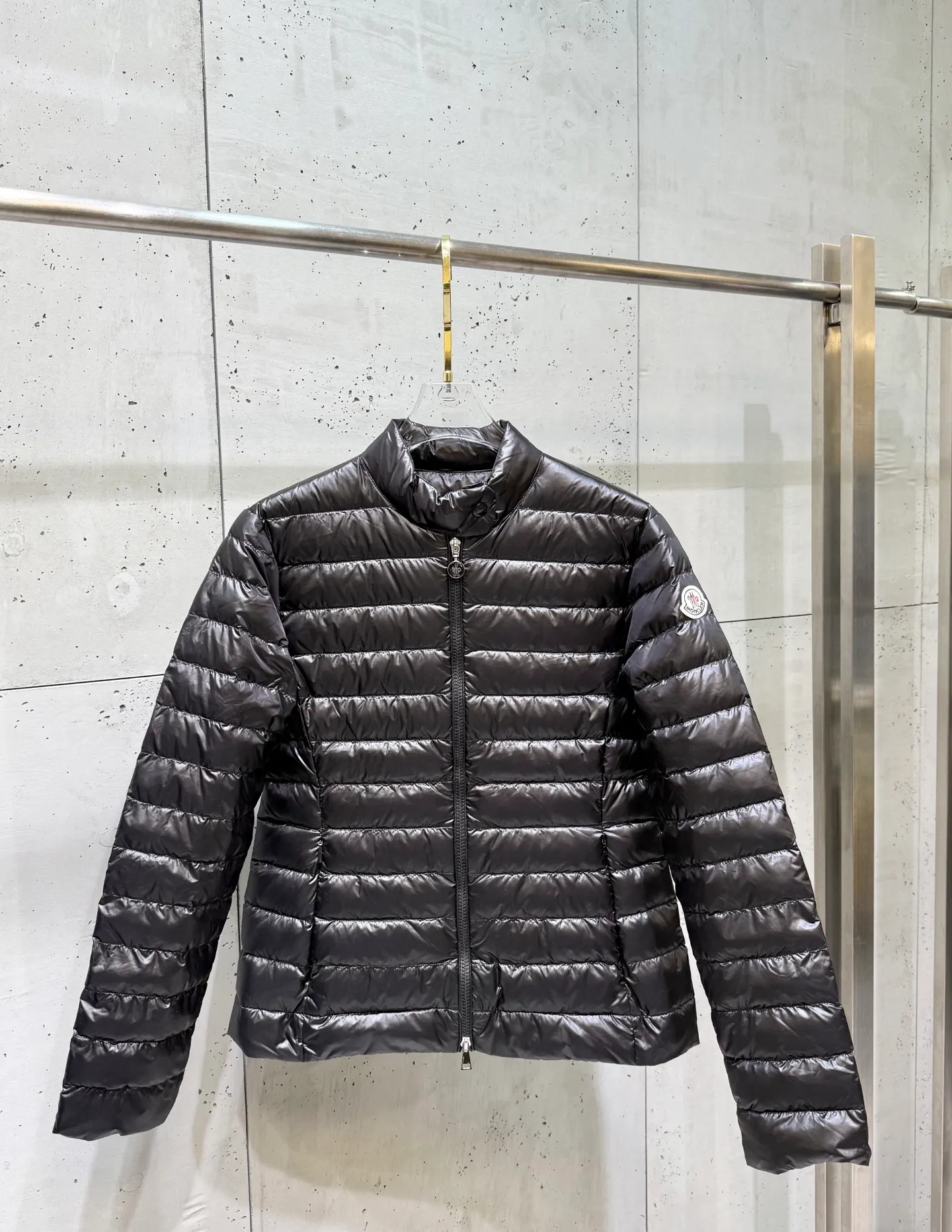 P740 Moncler 25 new lgelle lightweight stand-up collar short down jacket, with classic quilting design to outline a slim silhouette. The stand-up collar details enhance the temperament, while being light and warm. Wear it as a layer during spring or winter, and you can easily weather the changing weather in one piece. Choose from three colors to suit your style: low-key black, pure white, and gentle nude—three high-end tones, suitable for different occasions and styles. The short cut lengthens the proportion, and even a small person can wear it with long legs! The choice of quality: duck down filling, which has both fluffiness and warmth, is light and weightless. Every detail shows craftsmanship. Color: black, pink, and white. Size: 1 2 3 4