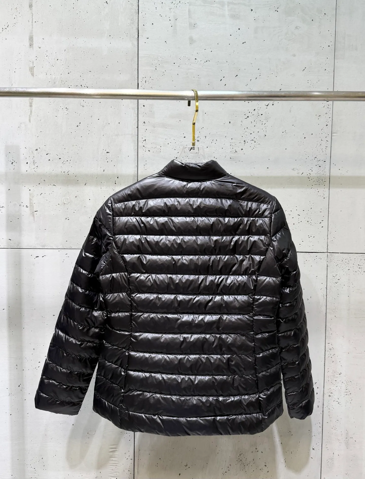P740 Moncler 25 new lgelle lightweight stand-up collar short down jacket, with classic quilting design to outline a slim silhouette. The stand-up collar details enhance the temperament, while being light and warm. Wear it as a layer during spring or winter, and you can easily weather the changing weather in one piece. Choose from three colors to suit your style: low-key black, pure white, and gentle nude—three high-end tones, suitable for different occasions and styles. The short cut lengthens the proportion, and even a small person can wear it with long legs! The choice of quality: duck down filling, which has both fluffiness and warmth, is light and weightless. Every detail shows craftsmanship. Color: black, pink, and white. Size: 1 2 3 4