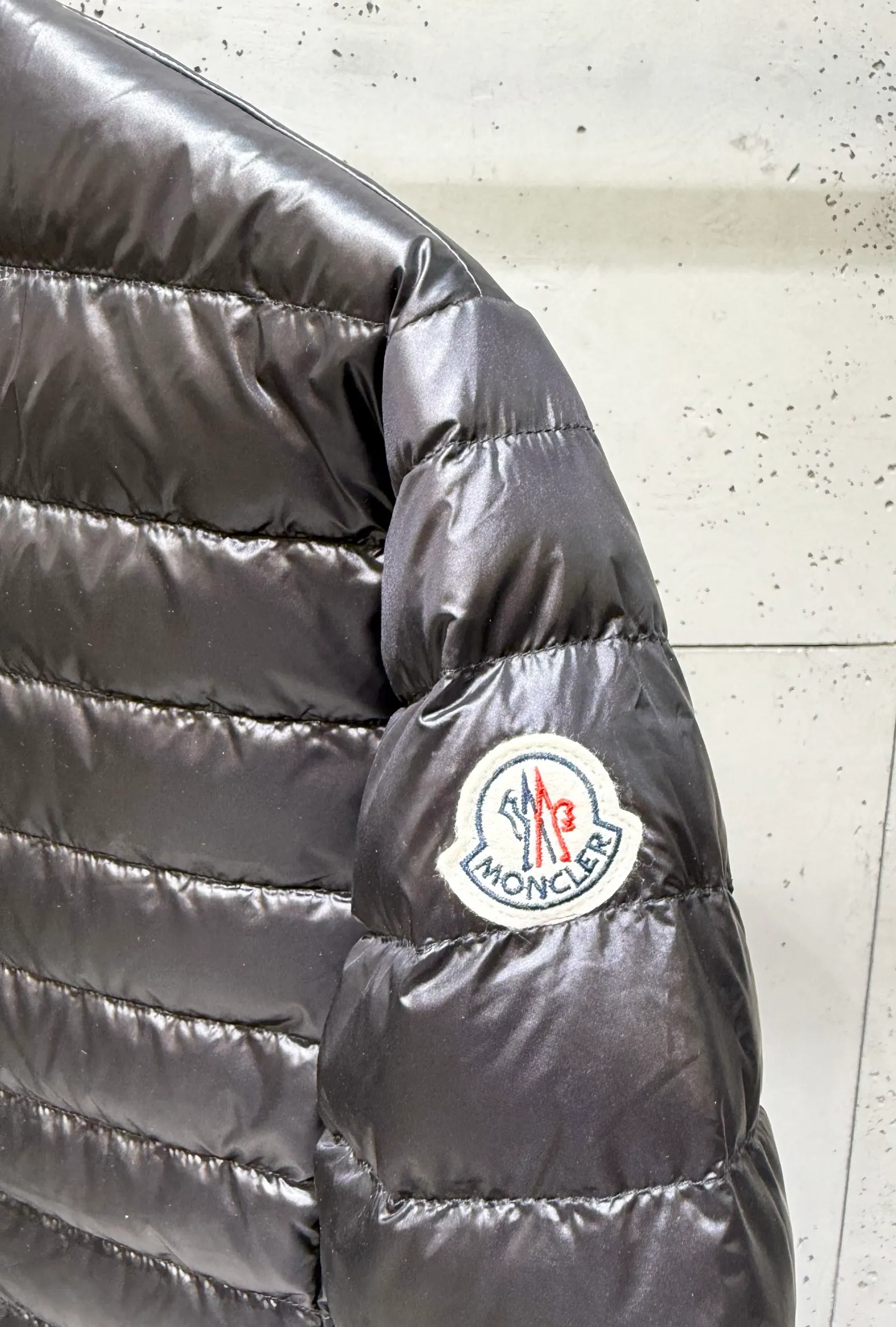 P740 Moncler 25 new lgelle lightweight stand-up collar short down jacket, with classic quilting design to outline a slim silhouette. The stand-up collar details enhance the temperament, while being light and warm. Wear it as a layer during spring or winter, and you can easily weather the changing weather in one piece. Choose from three colors to suit your style: low-key black, pure white, and gentle nude—three high-end tones, suitable for different occasions and styles. The short cut lengthens the proportion, and even a small person can wear it with long legs! The choice of quality: duck down filling, which has both fluffiness and warmth, is light and weightless. Every detail shows craftsmanship. Color: black, pink, and white. Size: 1 2 3 4