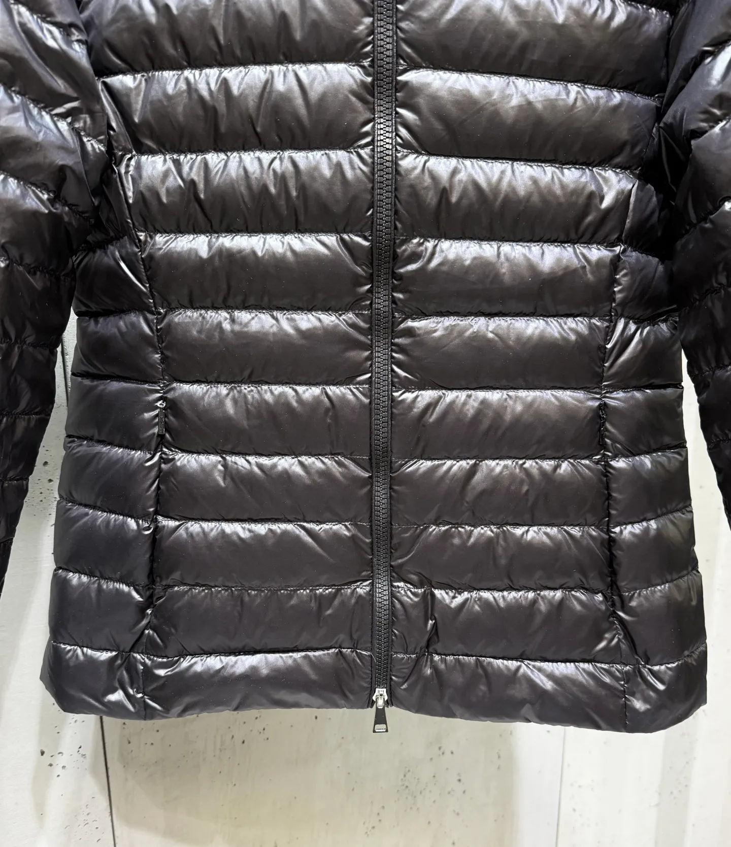 P740 Moncler 25 new lgelle lightweight stand-up collar short down jacket, with classic quilting design to outline a slim silhouette. The stand-up collar details enhance the temperament, while being light and warm. Wear it as a layer during spring or winter, and you can easily weather the changing weather in one piece. Choose from three colors to suit your style: low-key black, pure white, and gentle nude—three high-end tones, suitable for different occasions and styles. The short cut lengthens the proportion, and even a small person can wear it with long legs! The choice of quality: duck down filling, which has both fluffiness and warmth, is light and weightless. Every detail shows craftsmanship. Color: black, pink, and white. Size: 1 2 3 4