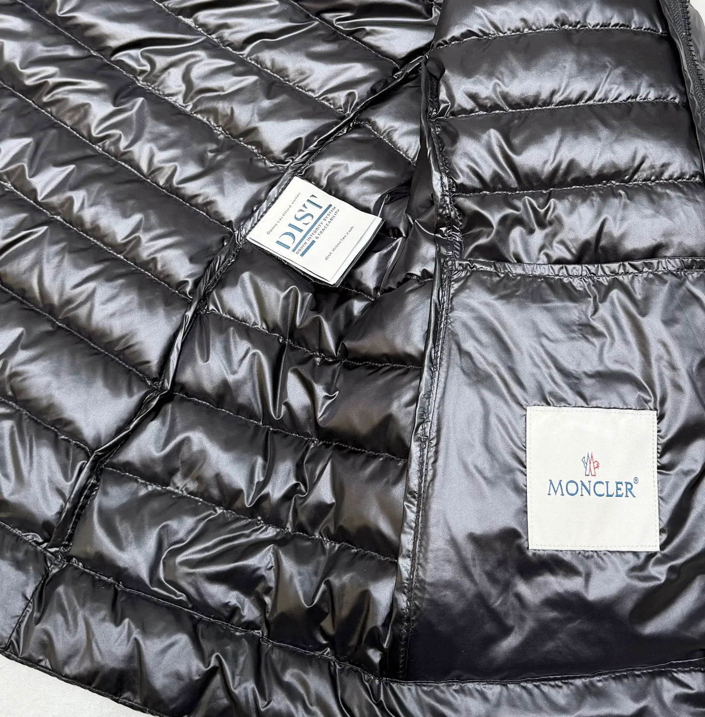 P740 Moncler 25 new lgelle lightweight stand-up collar short down jacket, with classic quilting design to outline a slim silhouette. The stand-up collar details enhance the temperament, while being light and warm. Wear it as a layer during spring or winter, and you can easily weather the changing weather in one piece. Choose from three colors to suit your style: low-key black, pure white, and gentle nude—three high-end tones, suitable for different occasions and styles. The short cut lengthens the proportion, and even a small person can wear it with long legs! The choice of quality: duck down filling, which has both fluffiness and warmth, is light and weightless. Every detail shows craftsmanship. Color: black, pink, and white. Size: 1 2 3 4