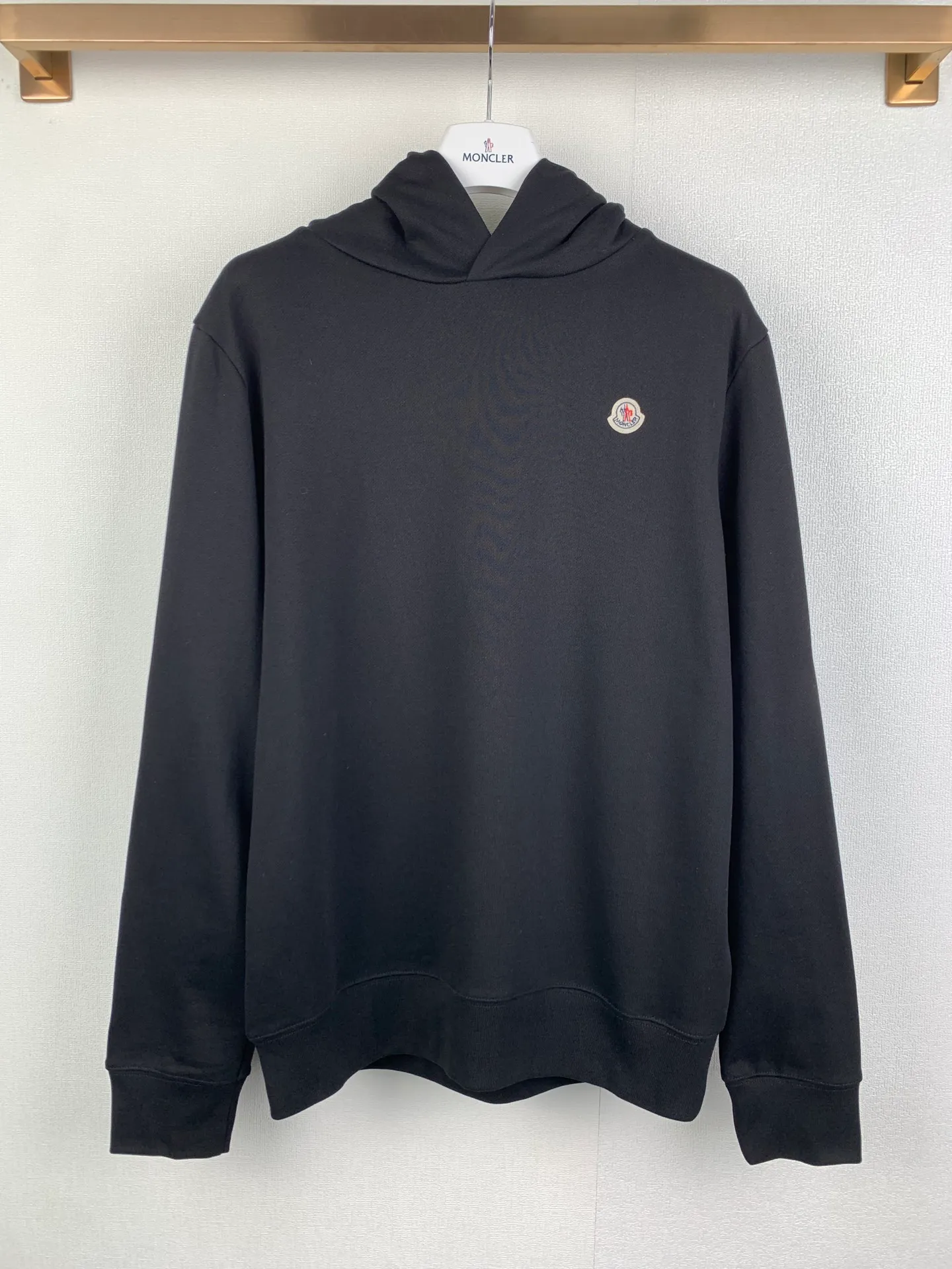 P380 MONCLER masked 25SS solid color logo patch hooded pullover long-sleeved sweatshirt. Genuine 6646 purchased and developed, 400 grams of 100% combed cotton, 420 grams of 2*2 cotton combed ribs, fabric fermentation wash, template embroidery, customized 1:1 logo, customized 1:1 trademark, loose version Size: S M L XL