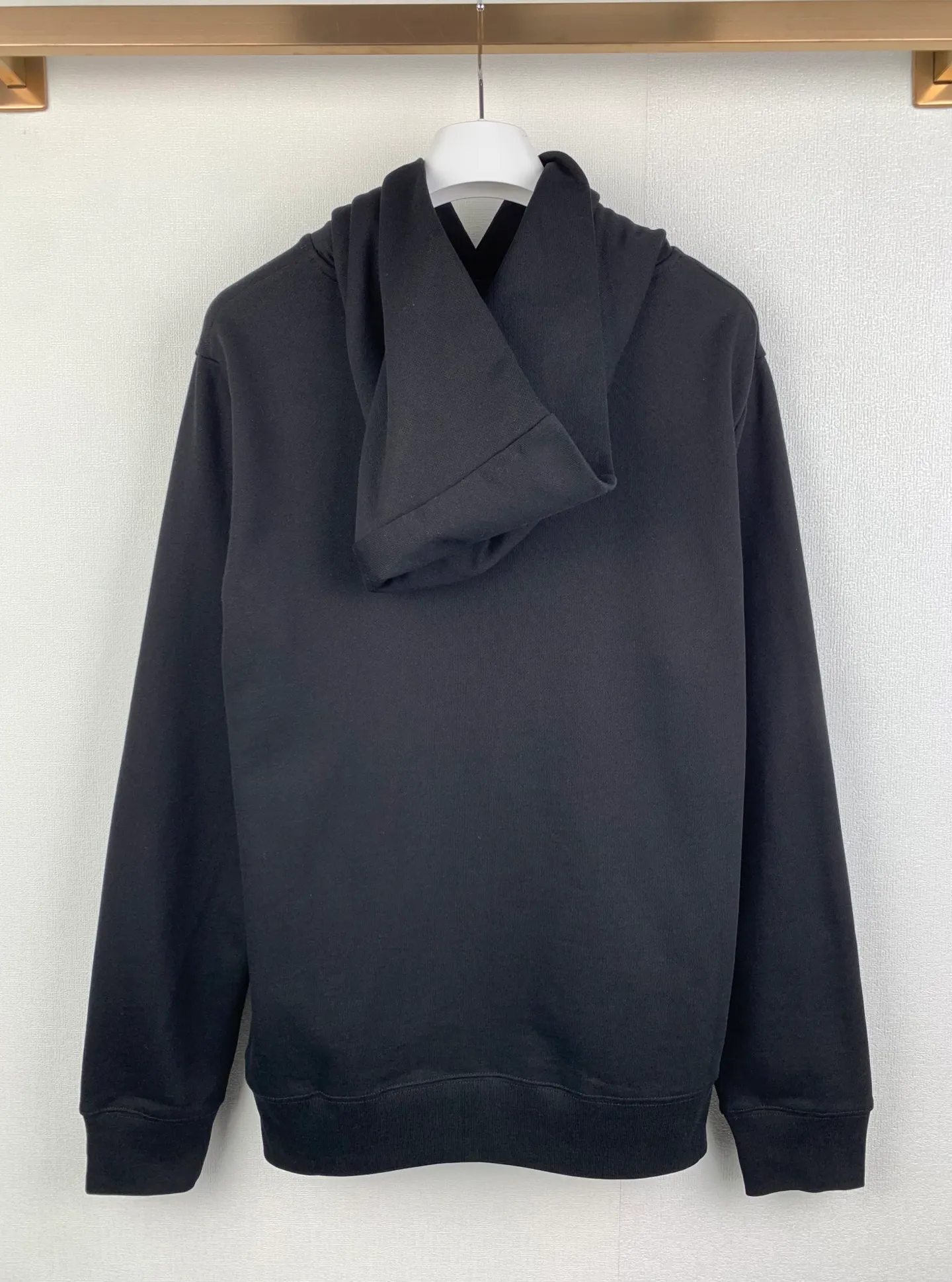 P380 MONCLER masked 25SS solid color logo patch hooded pullover long-sleeved sweatshirt. Genuine 6646 purchased and developed, 400 grams of 100% combed cotton, 420 grams of 2*2 cotton combed ribs, fabric fermentation wash, template embroidery, customized 1:1 logo, customized 1:1 trademark, loose version Size: S M L XL