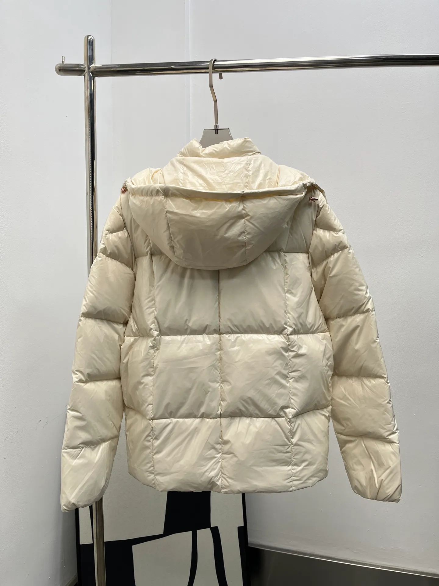 P1160 Moncler 25 new serfanto hooded buttoned down jacket for men and women. This hooded warm piece is equipped with double snap button closure to create an asymmetrical shape. Trimmed with quilting in varying sizes for a geometric feel