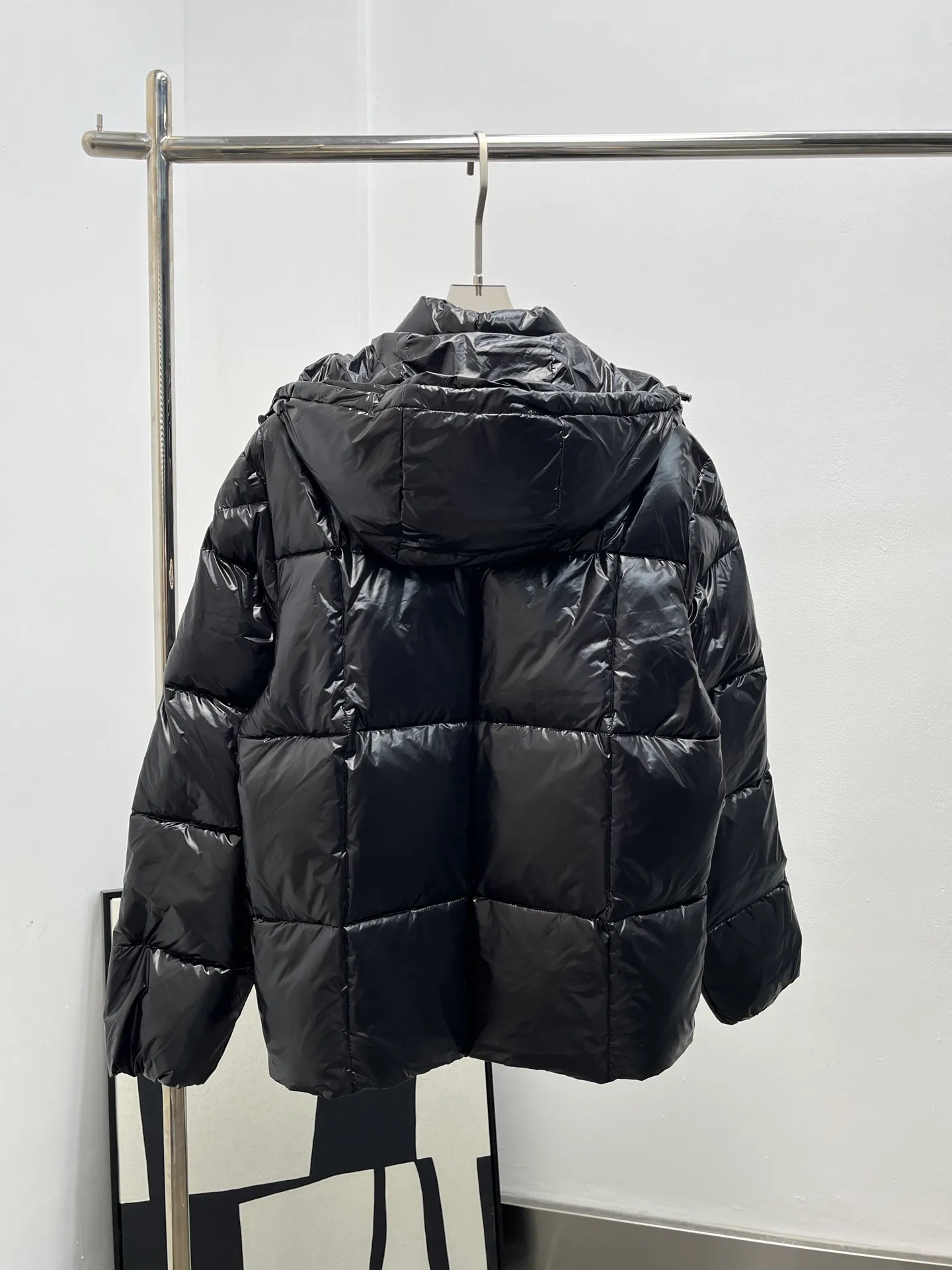 P1160 Moncler 25 new serfanto hooded buttoned down jacket for men and women. This hooded warm piece is equipped with double snap button closure to create an asymmetrical shape. Trimmed with quilting in varying sizes for a geometric feel