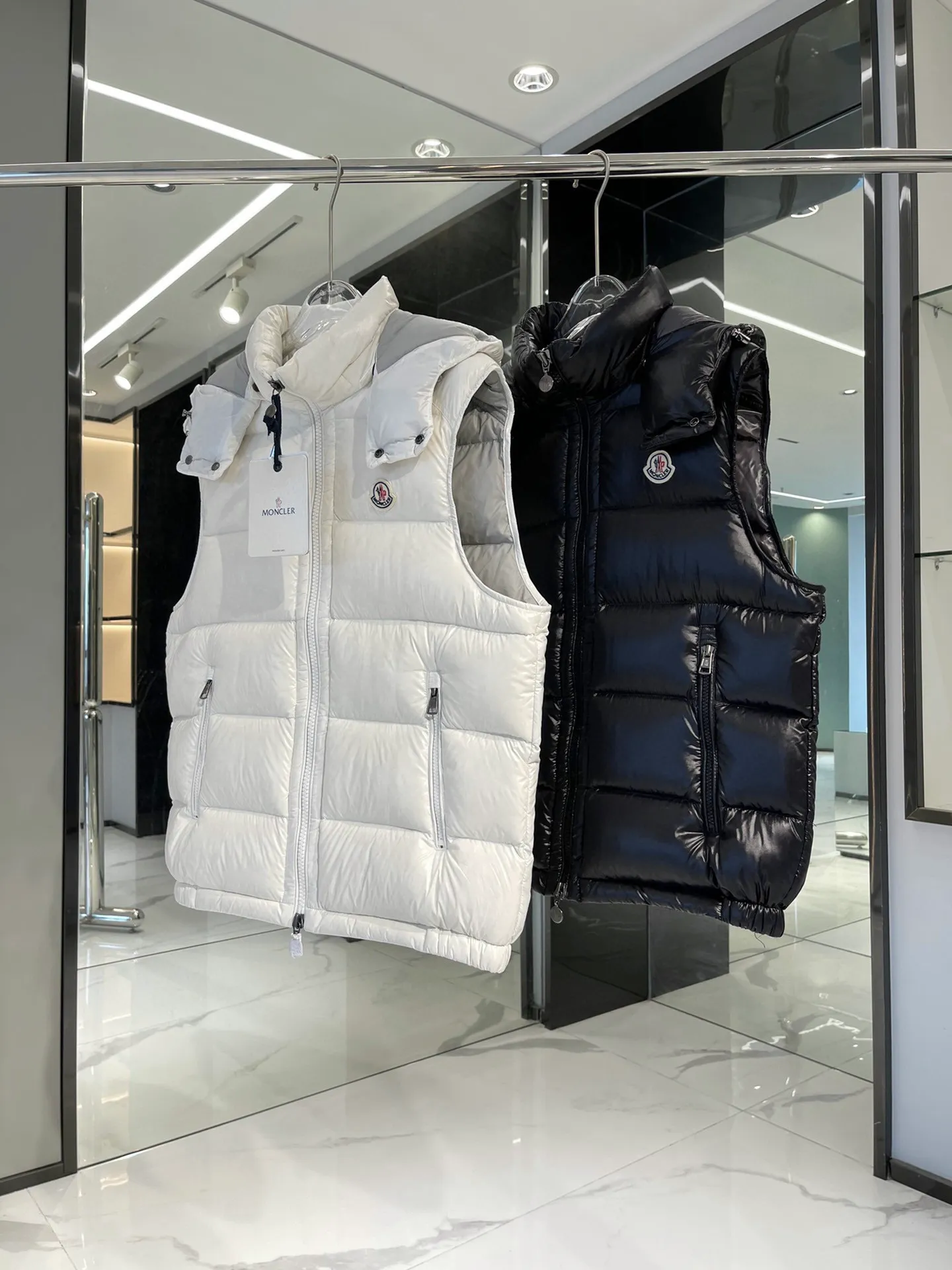 P520 𝐌𝐨𝐧𝐜𝐥𝐞𝐫 Mongolian Maya classic hooded vest Top-quality truly exclusive‼ ️The inner-wearing tool for autumn and winter ❗️ A belated good product from the channel, basic style, can be worn alone or layered, it will have a more layered look! 1⃣️Gray nylon lining, full of down filling, international standard 90% white duck down + 10% feathers! High fluffiness and excellent warmth retention performance 👍 2⃣️The outer material is made of nylon fabric supplied by customers! Windproof and snowproof, with first-class feel and high density! It is not only breathable and comfortable to wear, but also has good anti-low temperature, anti-static and anti-wrinkle effects! 3⃣️The most classic and recognizable new stand-up collar design, with a detachable hood and brand logo embellishment, the upper body is very high-street style. 4⃣️The combination of zippers and hardware makes it more advanced! Electroplated hardware and two-way zipper fly can adjust the shape of the clothing and lock in temperature!