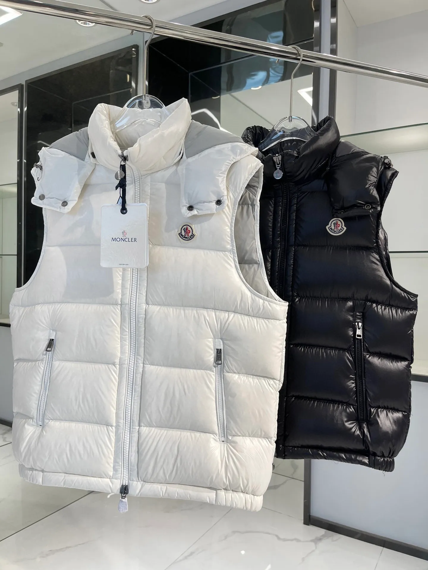 P520 𝐌𝐨𝐧𝐜𝐥𝐞𝐫 Mongolian Maya classic hooded vest Top-quality truly exclusive‼ ️The inner-wearing tool for autumn and winter ❗️ A belated good product from the channel, basic style, can be worn alone or layered, it will have a more layered look! 1⃣️Gray nylon lining, full of down filling, international standard 90% white duck down + 10% feathers! High fluffiness and excellent warmth retention performance 👍 2⃣️The outer material is made of nylon fabric supplied by customers! Windproof and snowproof, with first-class feel and high density! It is not only breathable and comfortable to wear, but also has good anti-low temperature, anti-static and anti-wrinkle effects! 3⃣️The most classic and recognizable new stand-up collar design, with a detachable hood and brand logo embellishment, the upper body is very high-street style. 4⃣️The combination of zippers and hardware makes it more advanced! Electroplated hardware and two-way zipper fly can adjust the shape of the clothing and lock in temperature!