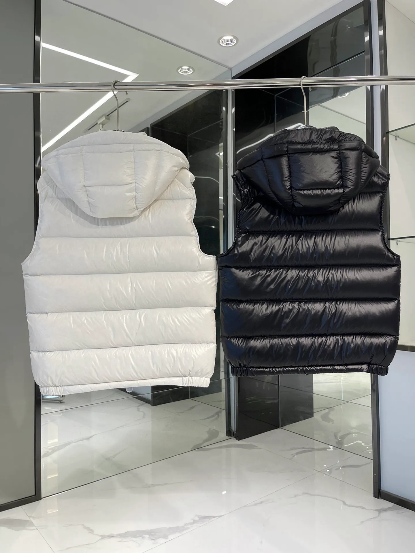 P520 𝐌𝐨𝐧𝐜𝐥𝐞𝐫 Mongolian Maya classic hooded vest Top-quality truly exclusive‼ ️The inner-wearing tool for autumn and winter ❗️ A belated good product from the channel, basic style, can be worn alone or layered, it will have a more layered look! 1⃣️Gray nylon lining, full of down filling, international standard 90% white duck down + 10% feathers! High fluffiness and excellent warmth retention performance 👍 2⃣️The outer material is made of nylon fabric supplied by customers! Windproof and snowproof, with first-class feel and high density! It is not only breathable and comfortable to wear, but also has good anti-low temperature, anti-static and anti-wrinkle effects! 3⃣️The most classic and recognizable new stand-up collar design, with a detachable hood and brand logo embellishment, the upper body is very high-street style. 4⃣️The combination of zippers and hardware makes it more advanced! Electroplated hardware and two-way zipper fly can adjust the shape of the clothing and lock in temperature!