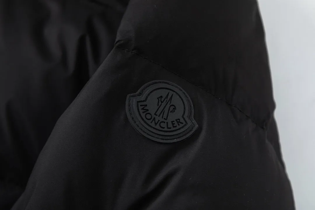 P820 ​​with dust bag) Moncler/Mask 22Fw Black Samurai access control three-dimensional embossed letter down jacket, new fall and winter madeira. Black Samurai scarf hooded mid-length down jacket, hard to find on the official website, 95% goose down filling Madeira down jacket is a common item in the functional wardrobe, made of Longuesaison nylon, providing excellent warmth and light comfort. Presented in calming neutral tones, the loose silhouette pays homage to clean design. Made of matte Longue Saison nylon Painted nylon lining Filled with down Hood and front placket made of 2.5 layers of fabric Logo embossed Hidden button and zipper closure Exterior pockets with hidden snap closure Chest pocket with zipper closure Adjustable hood and flat elastic drawstring Matte black branding Color: Black Gray Off-White Size: 1 2 3 4 5