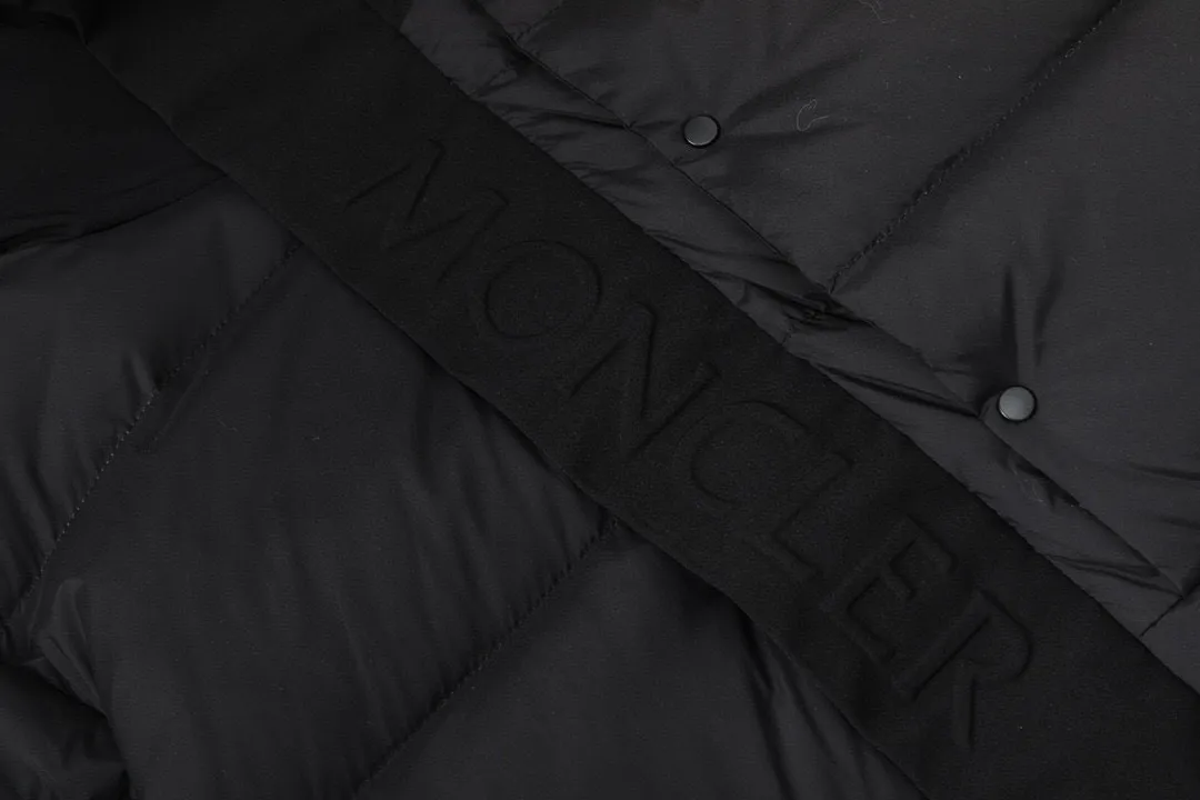 P820 ​​with dust bag) Moncler/Mask 22Fw Black Samurai access control three-dimensional embossed letter down jacket, new fall and winter madeira. Black Samurai scarf hooded mid-length down jacket, hard to find on the official website, 95% goose down filling Madeira down jacket is a common item in the functional wardrobe, made of Longuesaison nylon, providing excellent warmth and light comfort. Presented in calming neutral tones, the loose silhouette pays homage to clean design. Made of matte Longue Saison nylon Painted nylon lining Filled with down Hood and front placket made of 2.5 layers of fabric Logo embossed Hidden button and zipper closure Exterior pockets with hidden snap closure Chest pocket with zipper closure Adjustable hood and flat elastic drawstring Matte black branding Color: Black Gray Off-White Size: 1 2 3 4 5