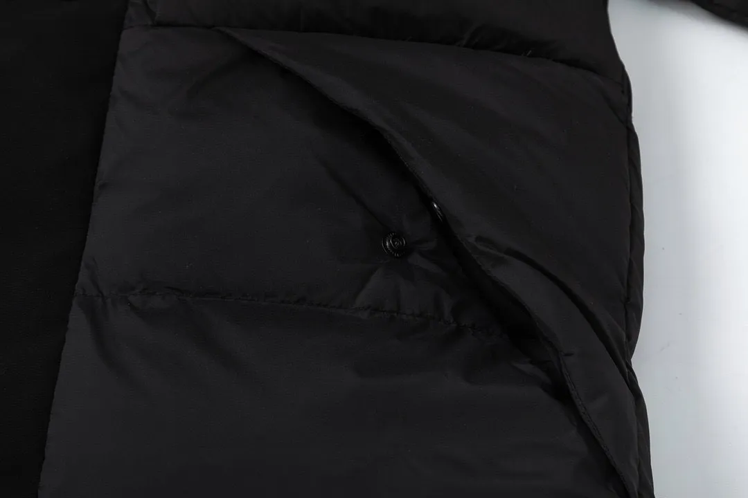 P820 ​​with dust bag) Moncler/Mask 22Fw Black Samurai access control three-dimensional embossed letter down jacket, new fall and winter madeira. Black Samurai scarf hooded mid-length down jacket, hard to find on the official website, 95% goose down filling Madeira down jacket is a common item in the functional wardrobe, made of Longuesaison nylon, providing excellent warmth and light comfort. Presented in calming neutral tones, the loose silhouette pays homage to clean design. Made of matte Longue Saison nylon Painted nylon lining Filled with down Hood and front placket made of 2.5 layers of fabric Logo embossed Hidden button and zipper closure Exterior pockets with hidden snap closure Chest pocket with zipper closure Adjustable hood and flat elastic drawstring Matte black branding Color: Black Gray Off-White Size: 1 2 3 4 5