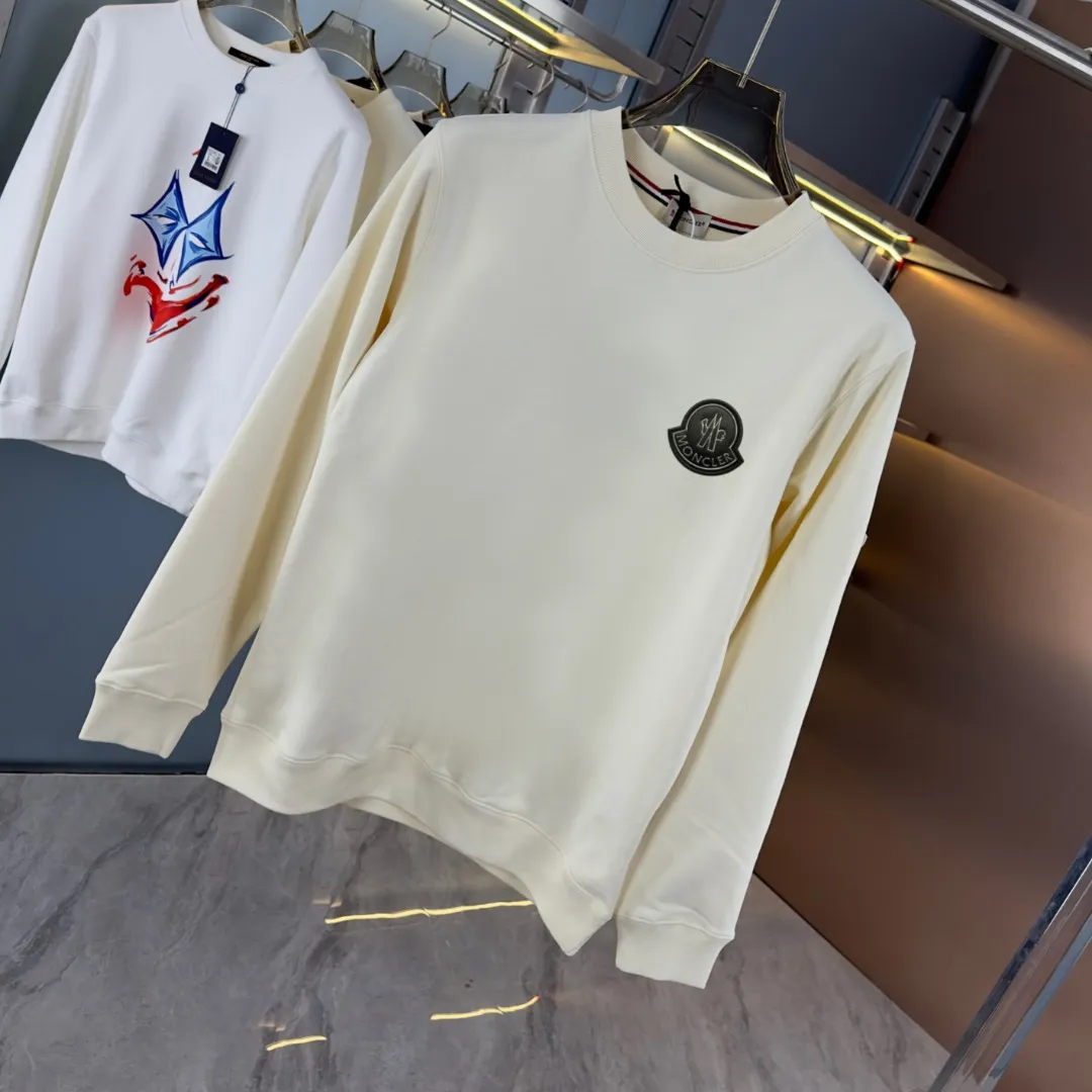 P210 high version sweatshirt) 📦With exclusive picture packaging📦 [Long-term ready stock] Upgraded version "Mobile phone smart sensor ~ NFC chip armband ~ Direct access to the official website anti-counterfeiting" 〖 𝐌𝐎𝐍𝐂𝐋𝐄𝐑 ~ Mouth covering〗 2025 new high quality, using 450g heavyweight fabric Different from the market currency, you can mix and match everything at will and you will be handsome😎The whole clothes is made of double waistcoats. The double waistcoats make the whole dress more three-dimensional. It is not an ordinary factory that can do such fine work. 2025 autumn and winter new style, on sale at the counter, exquisite printed round neck terry sweatshirt. High-end double-ply cotton. Customized stretch ribs are dyed in the same vat. Three standards are complete. It is matched with digital printing patterns and is very breathable. Same style for men and women. Color: black, white, apricot. Size: S M L XL 2XL