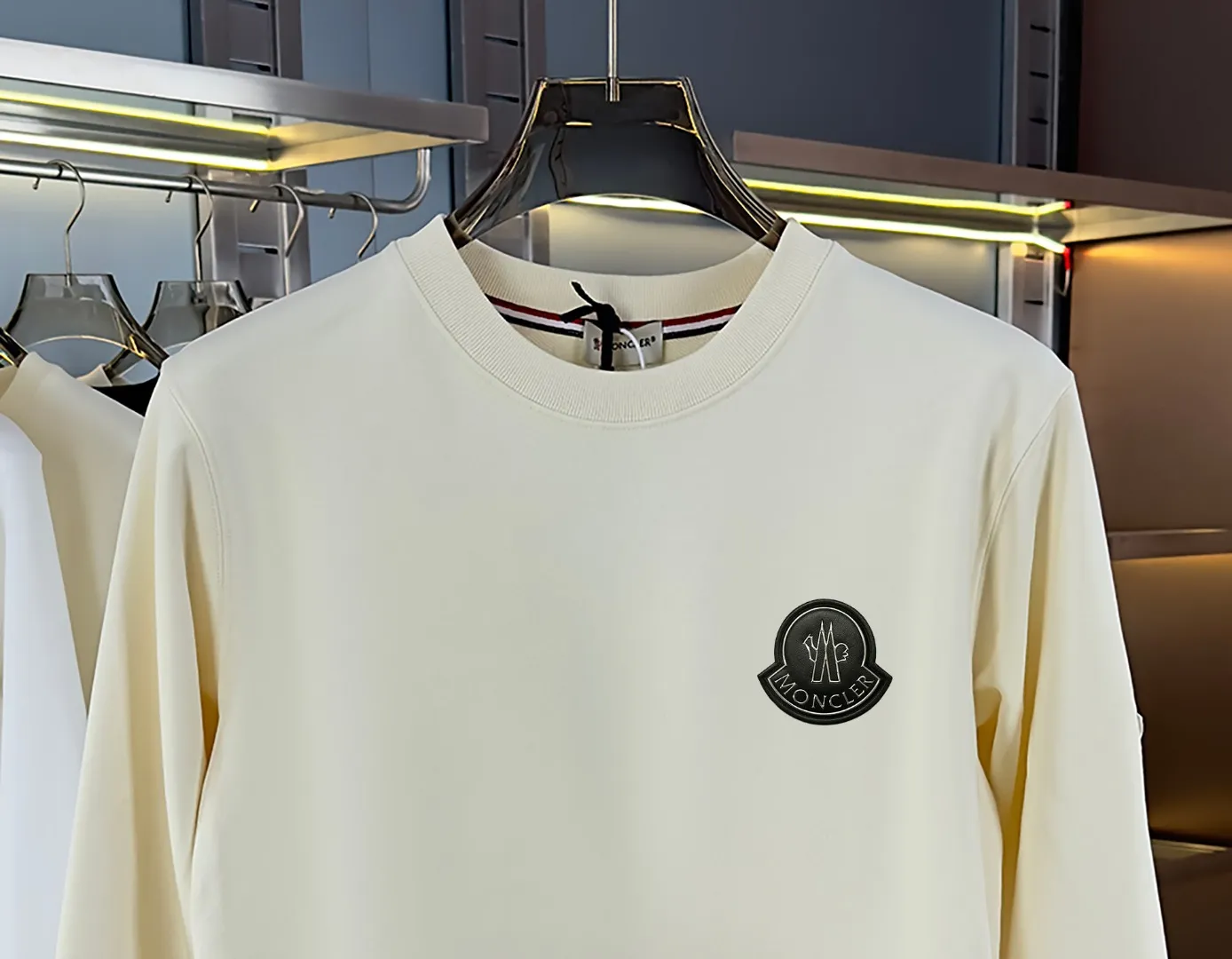 P210 high version sweatshirt) 📦With exclusive picture packaging📦 [Long-term ready stock] Upgraded version "Mobile phone smart sensor ~ NFC chip armband ~ Direct access to the official website anti-counterfeiting" 〖 𝐌𝐎𝐍𝐂𝐋𝐄𝐑 ~ Mouth covering〗 2025 new high quality, using 450g heavyweight fabric Different from the market currency, you can mix and match everything at will and you will be handsome😎The whole clothes is made of double waistcoats. The double waistcoats make the whole dress more three-dimensional. It is not an ordinary factory that can do such fine work. 2025 autumn and winter new style, on sale at the counter, exquisite printed round neck terry sweatshirt. High-end double-ply cotton. Customized stretch ribs are dyed in the same vat. Three standards are complete. It is matched with digital printing patterns and is very breathable. Same style for men and women. Color: black, white, apricot. Size: S M L XL 2XL