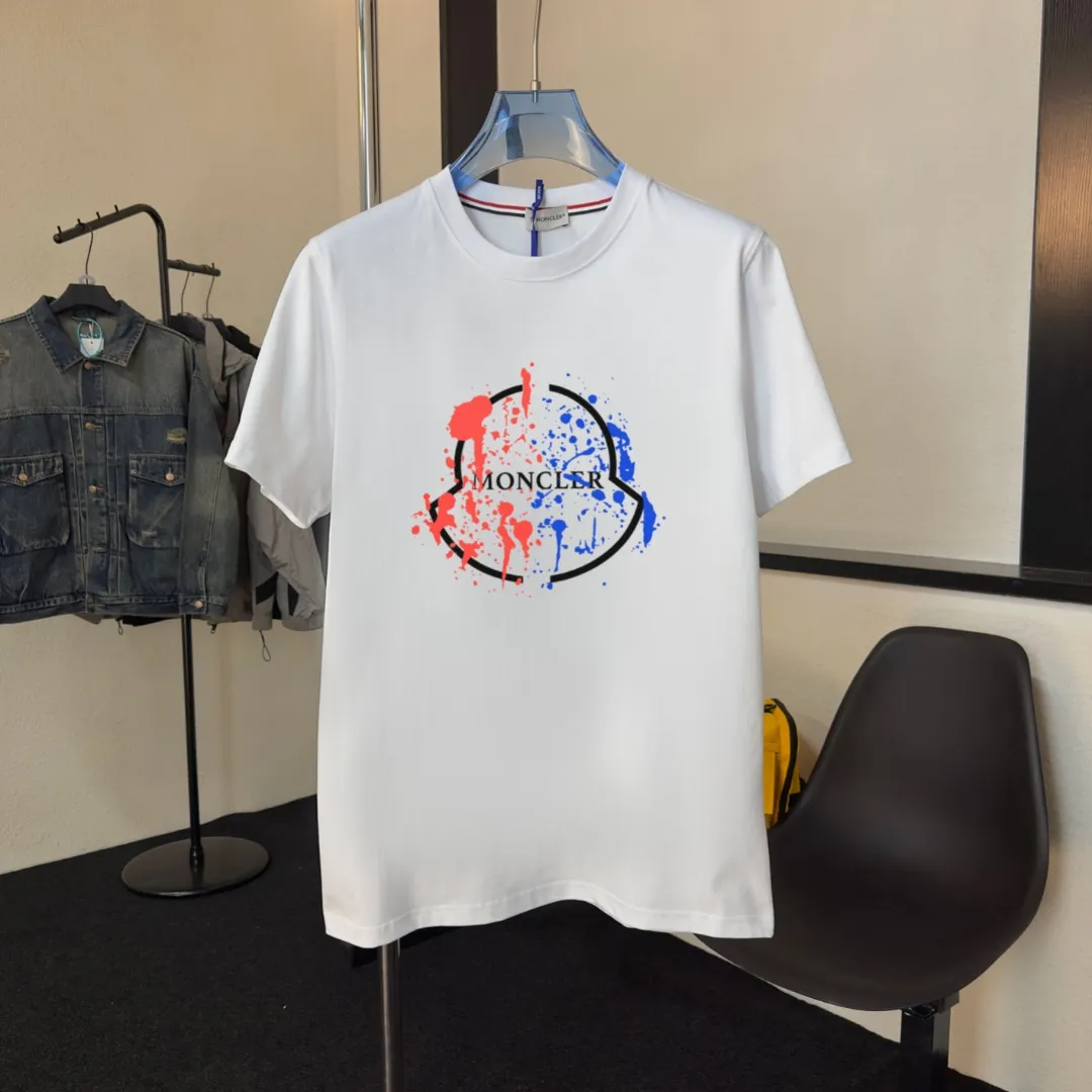 P140 Upgraded version "Mobile phone smart sensor ~ NFC chip armband ~ Direct access to the official website for anti-counterfeiting" "Moncler ~ Mouth Mouth" 2025 new high-quality round neck short-sleeved T-shirt. The cuffs have imported embroidered labels. Customized dyeing, very comfortable to touch. Super versatile and good-looking short-sleeved. Complete with three labels. Non-market ordinary version. Feel free to compare. Quality is absolutely guaranteed! ‼ First of all, this original fabric is all custom-woven with 32-count double yarn fabric, 250G, and the weight is the same‼ Fine workmanship, double waistcoat method, double waistcoat method, double waistcoat method makes the whole dress more three-dimensional, which is not a craft that ordinary T-shirts can achieve🤪 Size: S-M-L-XL-2XL Color: black, white, apricot, same style for men and women