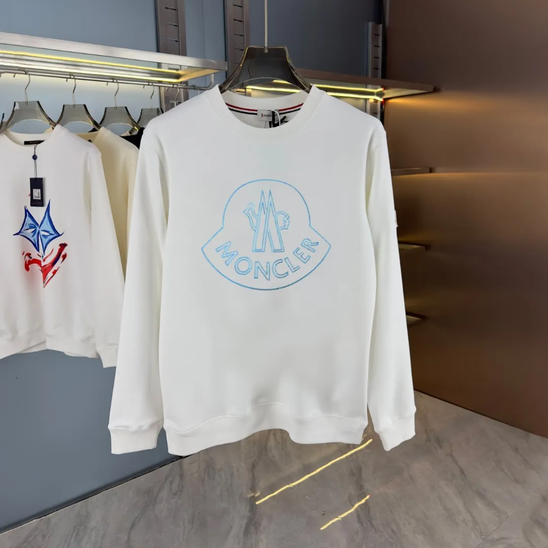 P210 high version sweatshirt) 📦With exclusive picture packaging📦 [Long-term ready stock] Upgraded version "Mobile phone smart sensor ~ NFC chip armband ~ Direct access to the official website anti-counterfeiting" 〖 𝐌𝐎𝐍𝐂𝐋𝐄𝐑 ~ Mouth covering〗 2025 new high quality, using 450g heavyweight fabric Different from the market currency, you can mix and match everything at will and you will be handsome😎The whole clothes is made of double waistcoats. The double waistcoats make the whole dress more three-dimensional. It is not an ordinary factory that can do such fine work. 2025 autumn and winter new style, on sale at the counter, exquisite printed round neck terry sweatshirt. High-end double-ply cotton. Customized stretch ribs are dyed in the same vat. Three standards are complete. It is matched with digital printing patterns and is very breathable. Same style for men and women. Color: black, white, apricot. Size: S M L XL 2XL