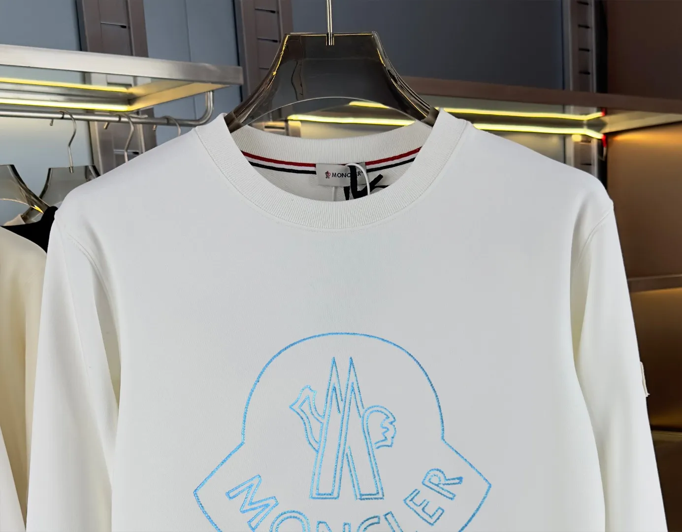 P210 high version sweatshirt) 📦With exclusive picture packaging📦 [Long-term ready stock] Upgraded version "Mobile phone smart sensor ~ NFC chip armband ~ Direct access to the official website anti-counterfeiting" 〖 𝐌𝐎𝐍𝐂𝐋𝐄𝐑 ~ Mouth covering〗 2025 new high quality, using 450g heavyweight fabric Different from the market currency, you can mix and match everything at will and you will be handsome😎The whole clothes is made of double waistcoats. The double waistcoats make the whole dress more three-dimensional. It is not an ordinary factory that can do such fine work. 2025 autumn and winter new style, on sale at the counter, exquisite printed round neck terry sweatshirt. High-end double-ply cotton. Customized stretch ribs are dyed in the same vat. Three standards are complete. It is matched with digital printing patterns and is very breathable. Same style for men and women. Color: black, white, apricot. Size: S M L XL 2XL