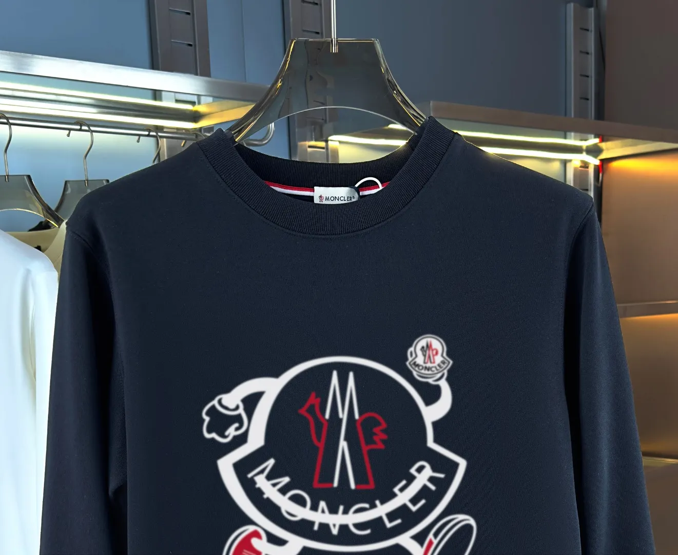 P210 High-version sweatshirt) [Long-term stock] 〖𝐌𝐎𝐍𝐂𝐋𝐄𝐑~Mask〗 Made of 440g heavy-weight fabric. It is different from the market currency. It can be matched with any variety and is properly handsome. 😎The whole dress is made of double waistcoats. The double waistcoats make the whole dress more three-dimensional. Not ordinary factories can do such fine work. 2025 Spring runway version of the T stage, on sale at the counter, round neck terry sweatshirt, high-end double-strand pure cotton, custom-made stretch ribs, dyed in the same vat, complete with three standards, matched with exquisite embroidered LOGO on the chest, simple and advanced, same style for men and women. Color: black, apricot, white, size: S M L XL 2XL