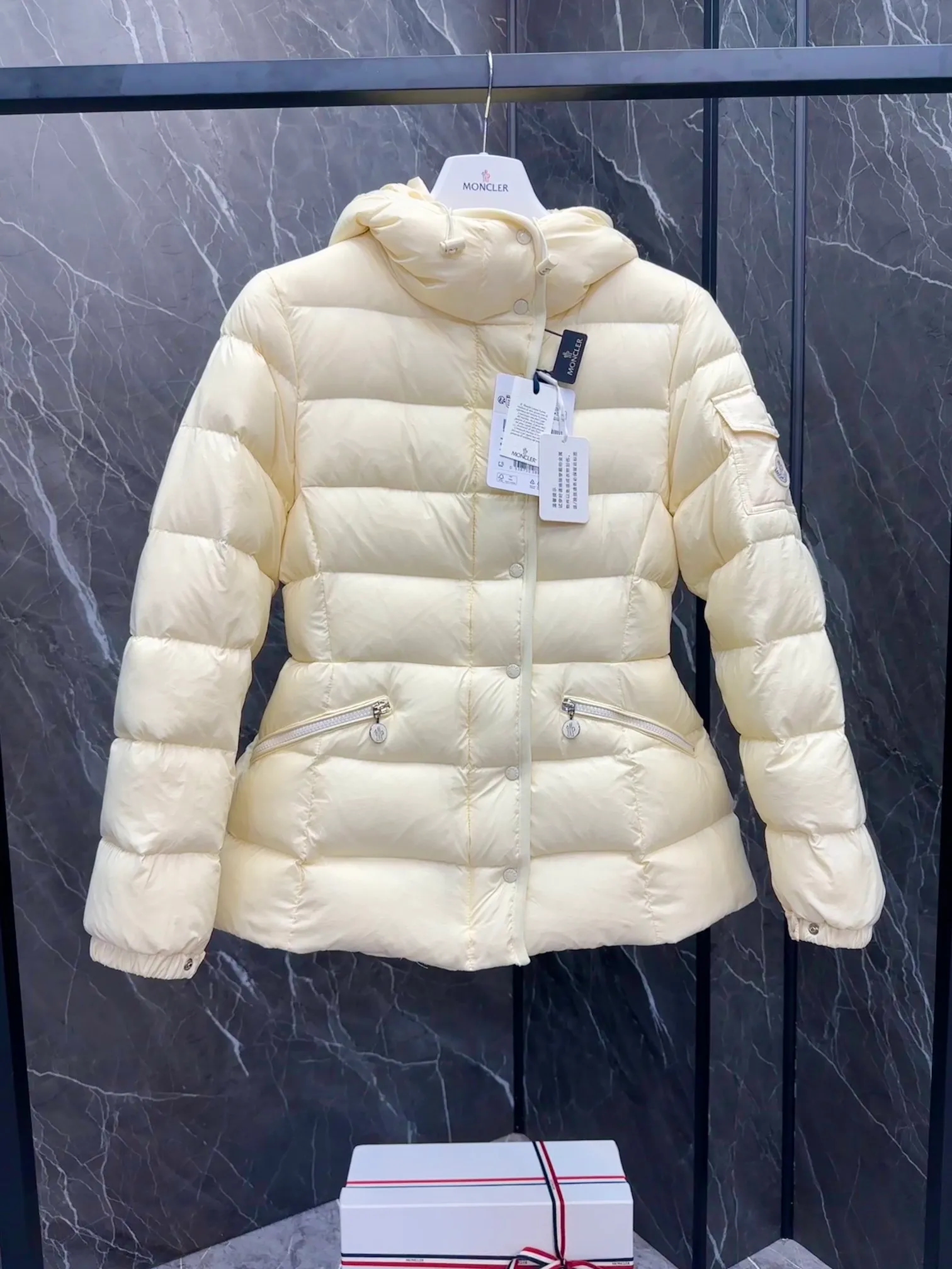 P780 Hot Sale ⬆️Moncler Barante Women’s Short Down Jacket The Barante short down jacket combines femininity with practical functions, reinterpreting the aesthetic style of the 1970s for modern women. The Barante down jacket is made from lustrous nylon and is inspired by the 1970s. It adopts a waist design and presents an A-line silhouette, highlighting a feminine style. An adjustable hood and signature logo patch add finishing touches. Details •Made of nylon laqué fabric •Nylon laqué lining •Down filling •Adjustable hood •Zip and snap closure •Suit pocket •Adjustable cuffs Size : 0-3. Snow White/Light Pink/Black.