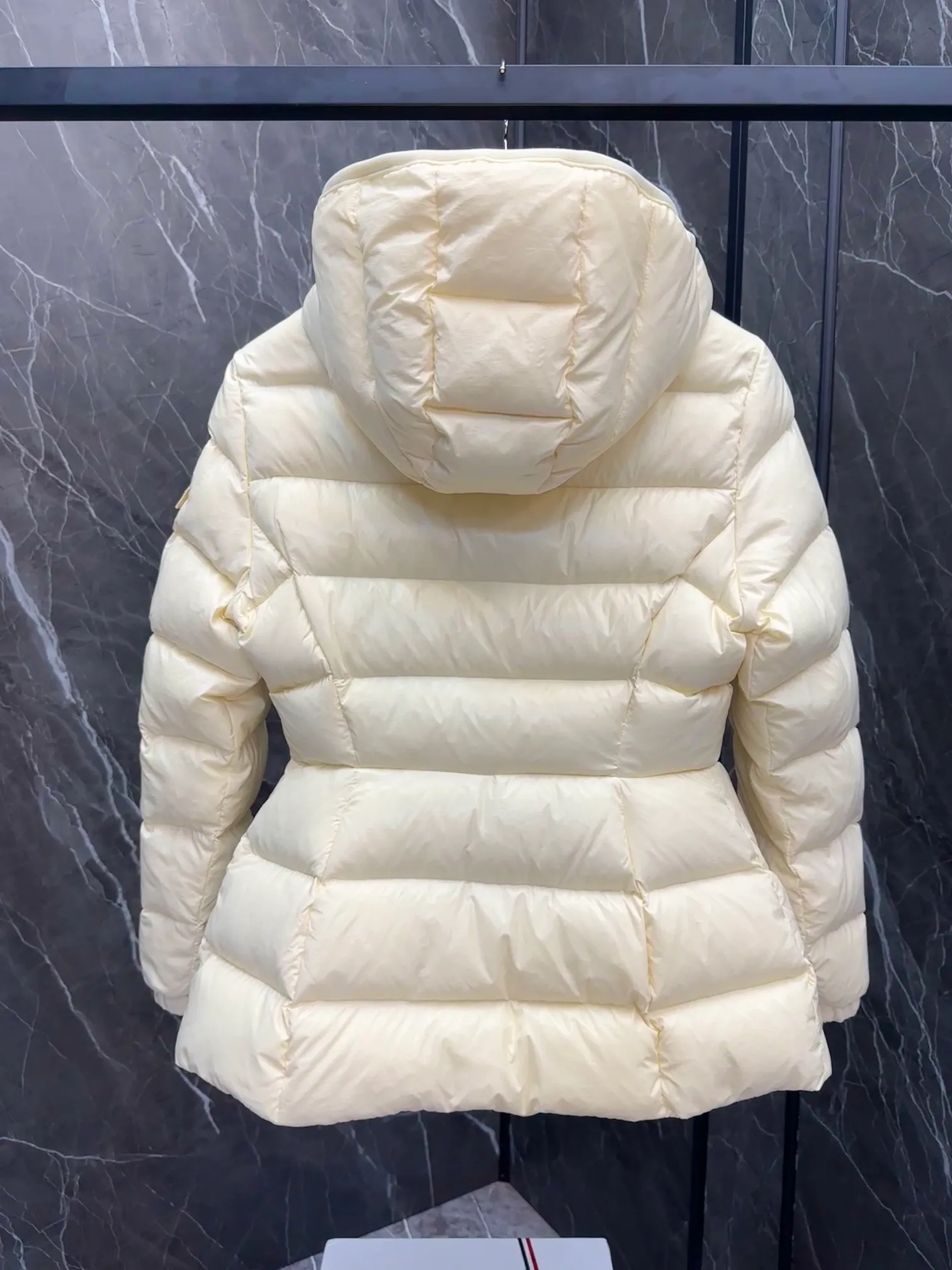 P780 Hot Sale ⬆️Moncler Barante Women’s Short Down Jacket The Barante short down jacket combines femininity with practical functions, reinterpreting the aesthetic style of the 1970s for modern women. The Barante down jacket is made from lustrous nylon and is inspired by the 1970s. It adopts a waist design and presents an A-line silhouette, highlighting a feminine style. An adjustable hood and signature logo patch add finishing touches. Details •Made of nylon laqué fabric •Nylon laqué lining •Down filling •Adjustable hood •Zip and snap closure •Suit pocket •Adjustable cuffs Size : 0-3. Snow White/Light Pink/Black.