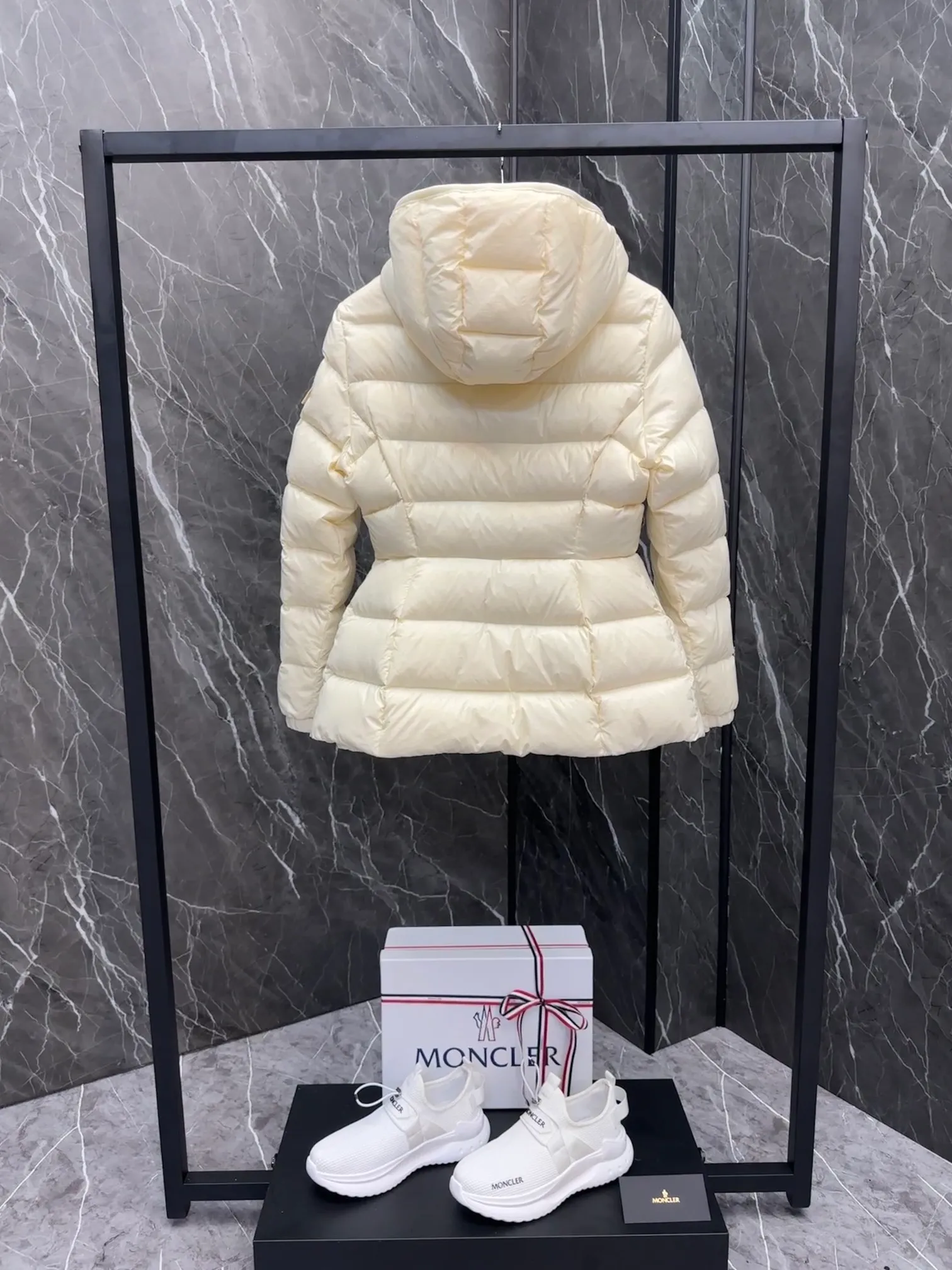 P780 Hot Sale ⬆️Moncler Barante Women’s Short Down Jacket The Barante short down jacket combines femininity with practical functions, reinterpreting the aesthetic style of the 1970s for modern women. The Barante down jacket is made from lustrous nylon and is inspired by the 1970s. It adopts a waist design and presents an A-line silhouette, highlighting a feminine style. An adjustable hood and signature logo patch add finishing touches. Details •Made of nylon laqué fabric •Nylon laqué lining •Down filling •Adjustable hood •Zip and snap closure •Suit pocket •Adjustable cuffs Size : 0-3. Snow White/Light Pink/Black.