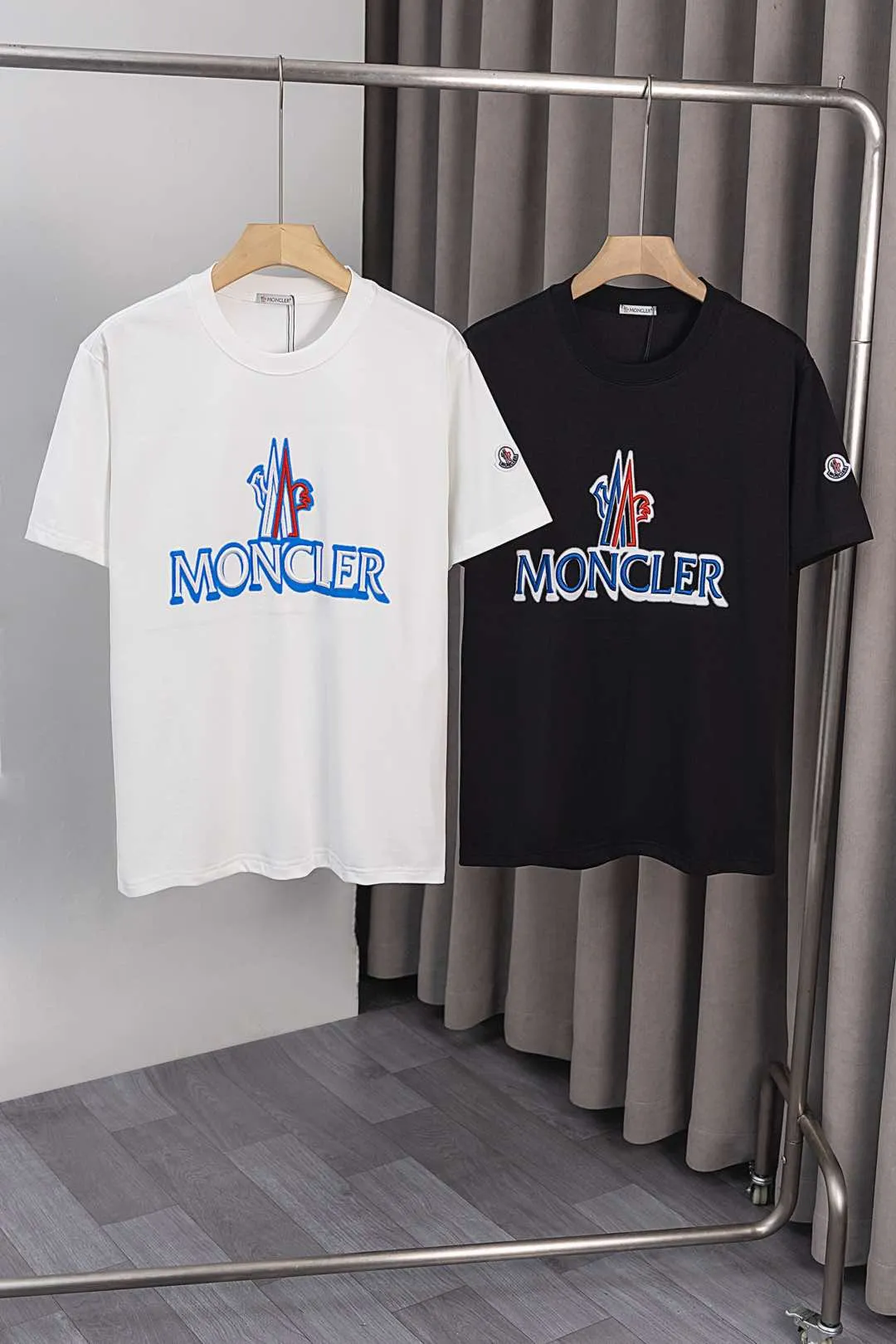 P134 S028 25ss new Moncler short-sleeve mask, made of 260g double yarn fabric, large Moncler LOGO embroidery on the chest + small Moncler embroidery logo on the sleeves, fashionable and elegant, same style for men and women. Color: black, white, size: M~3XL