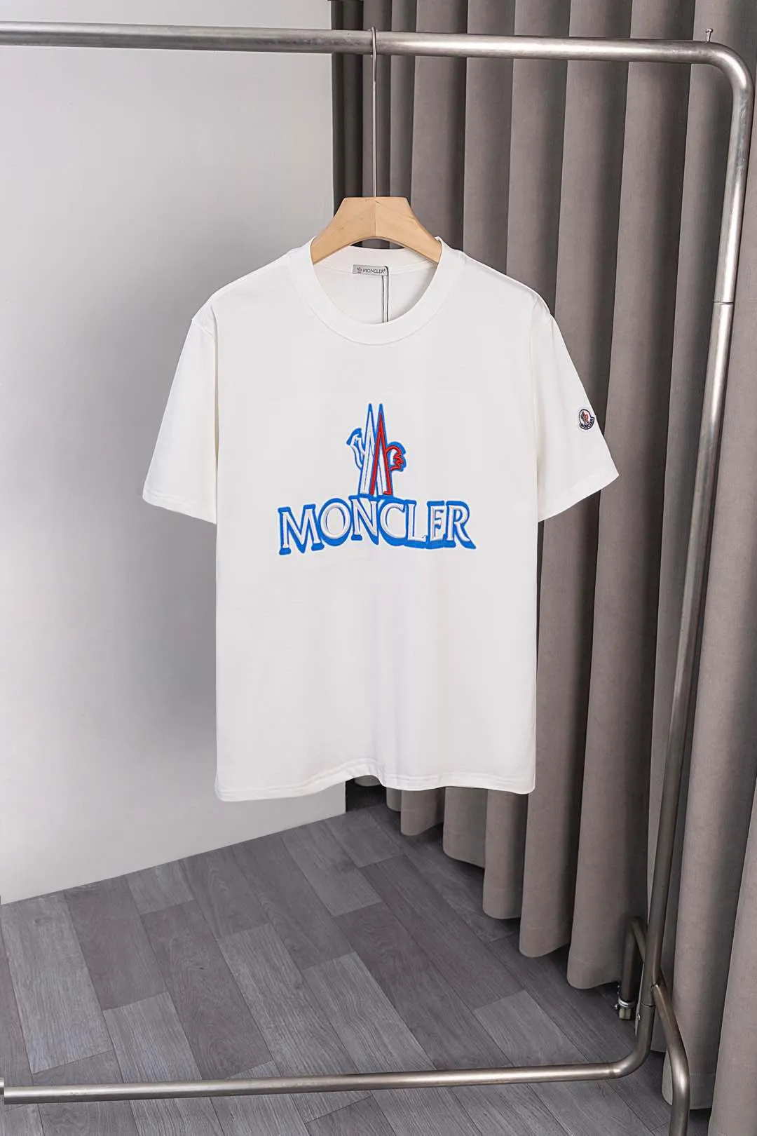 P134 S028 25ss new Moncler short-sleeve mask, made of 260g double yarn fabric, large Moncler LOGO embroidery on the chest + small Moncler embroidery logo on the sleeves, fashionable and elegant, same style for men and women. Color: black, white, size: M~3XL