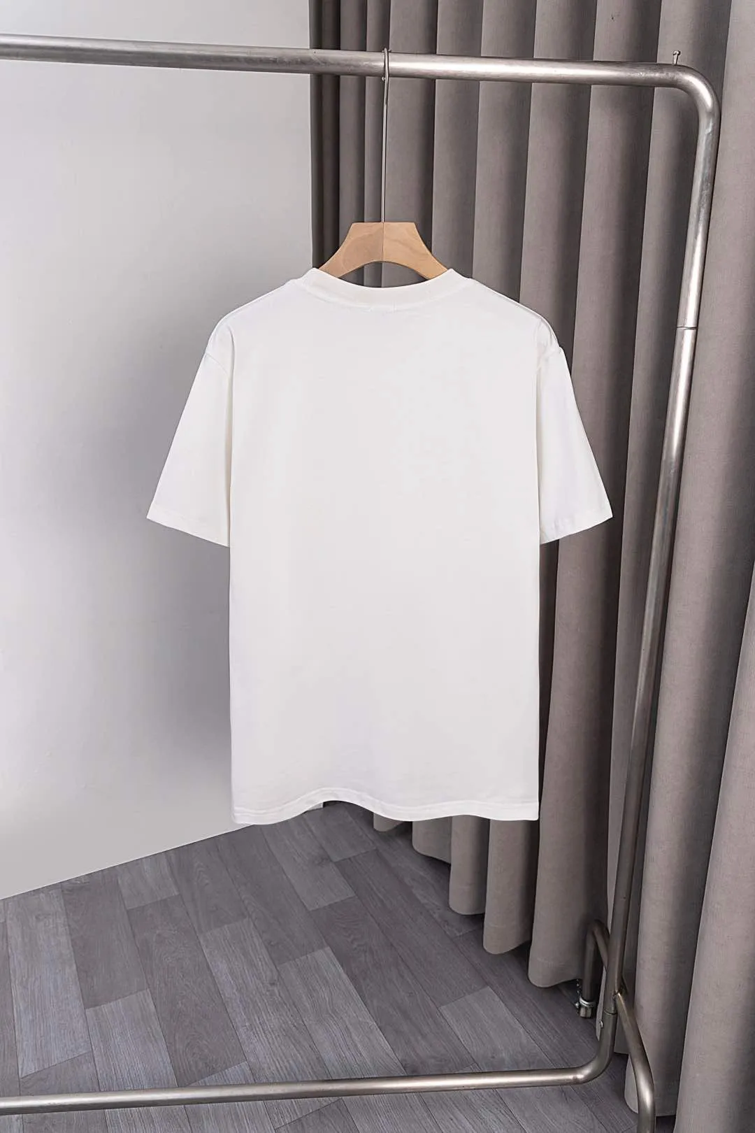 P134 S028 25ss new Moncler short-sleeve mask, made of 260g double yarn fabric, large Moncler LOGO embroidery on the chest + small Moncler embroidery logo on the sleeves, fashionable and elegant, same style for men and women. Color: black, white, size: M~3XL