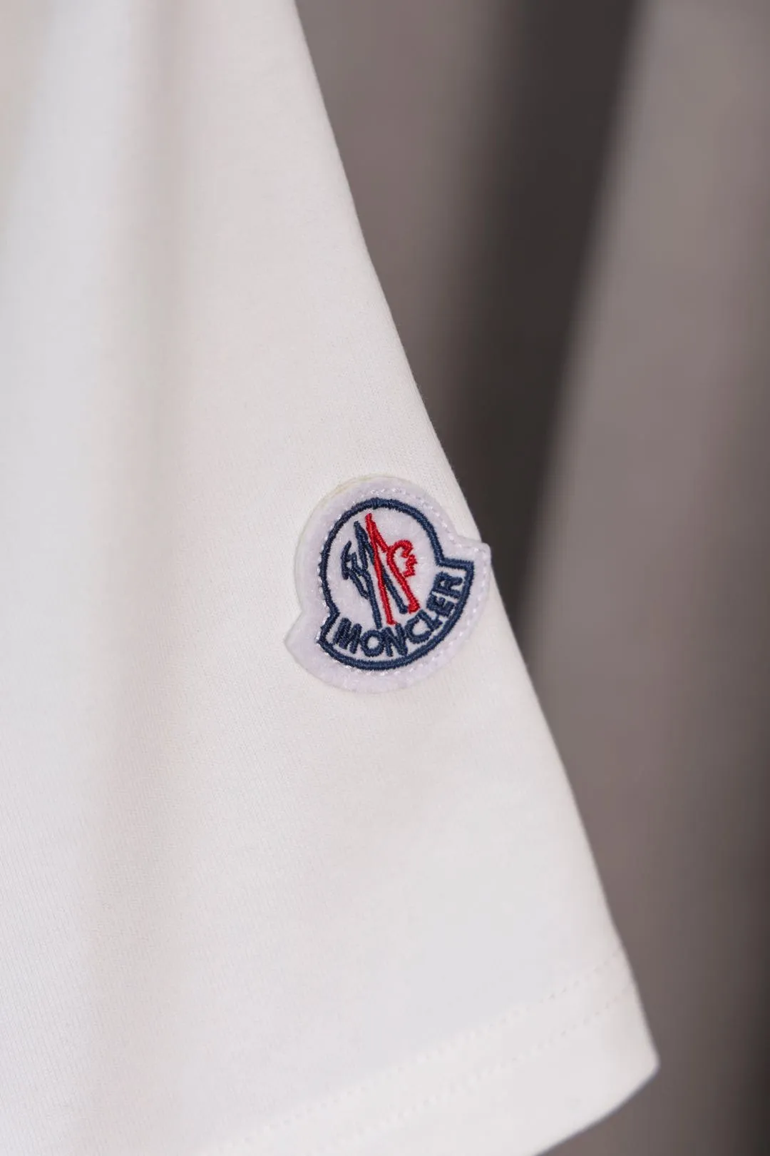 P134 S028 25ss new Moncler short-sleeve mask, made of 260g double yarn fabric, large Moncler LOGO embroidery on the chest + small Moncler embroidery logo on the sleeves, fashionable and elegant, same style for men and women. Color: black, white, size: M~3XL