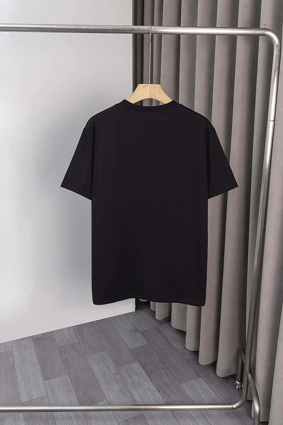 P134 S028 25ss new Moncler short-sleeve mask, made of 260g double yarn fabric, large Moncler LOGO embroidery on the chest + small Moncler embroidery logo on the sleeves, fashionable and elegant, same style for men and women. Color: black, white, size: M~3XL