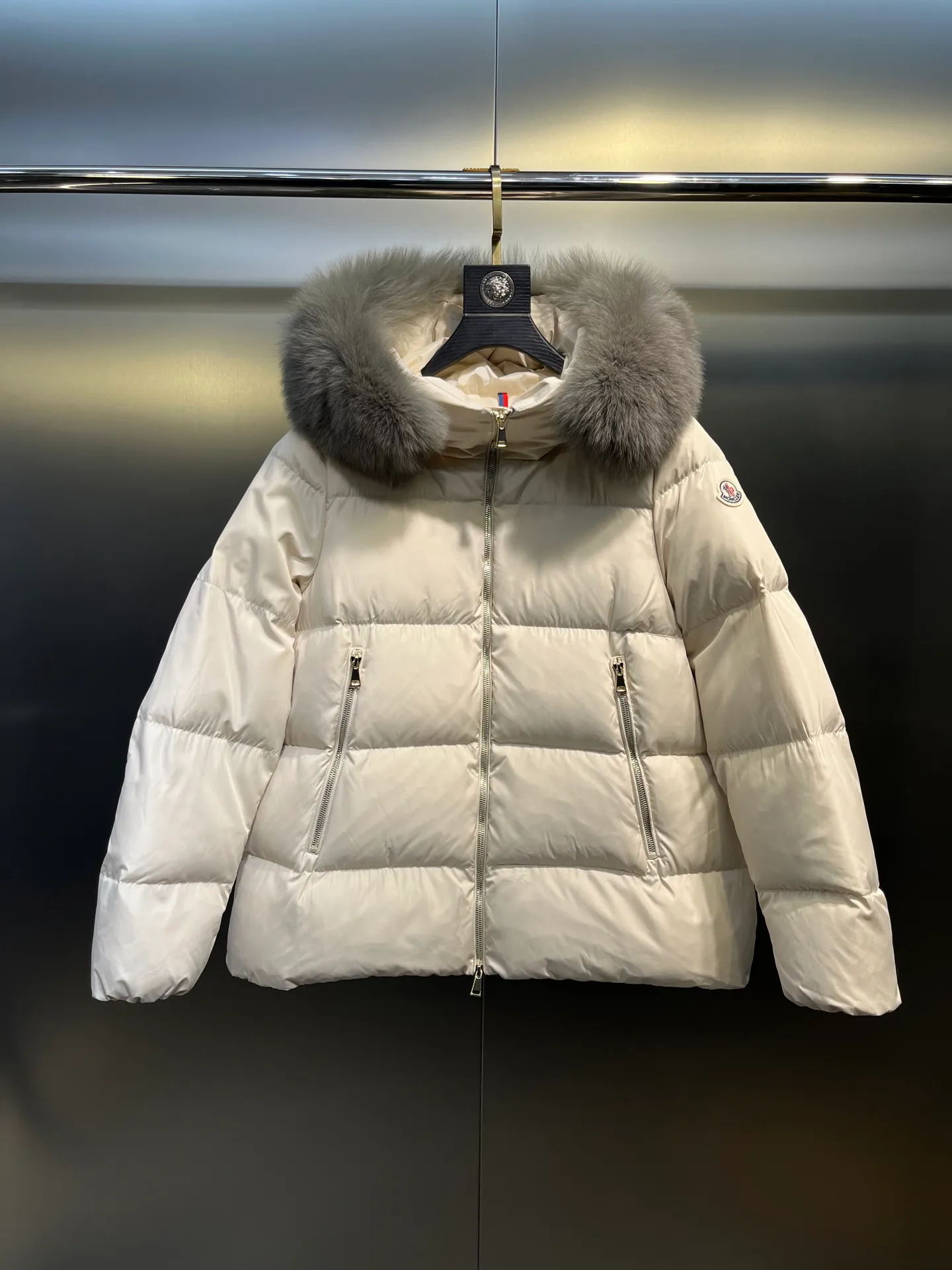 P1000 moncler🌟 25s new autumn and winter classic doll version hooded fur collar down jacket. Original custom-made oversized raccoon fur collar. Memory silk fabric texture is amazing. Age-reducing girl style. A-line version casual and age-reducing and fashionable. National standard imported 90 white goose down filling. Lightweight, warm and comfortable. Original hardware accessories. Original mark and original mark. Complete size: 1234