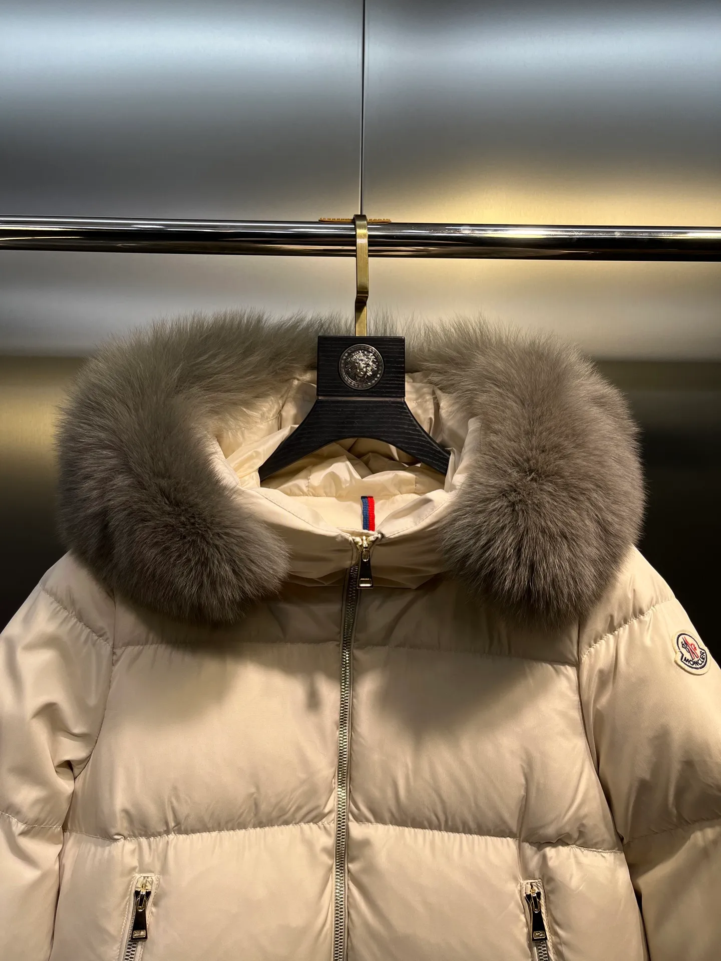 P1000 moncler🌟 25s new autumn and winter classic doll version hooded fur collar down jacket. Original custom-made oversized raccoon fur collar. Memory silk fabric texture is amazing. Age-reducing girl style. A-line version casual and age-reducing and fashionable. National standard imported 90 white goose down filling. Lightweight, warm and comfortable. Original hardware accessories. Original mark and original mark. Complete size: 1234